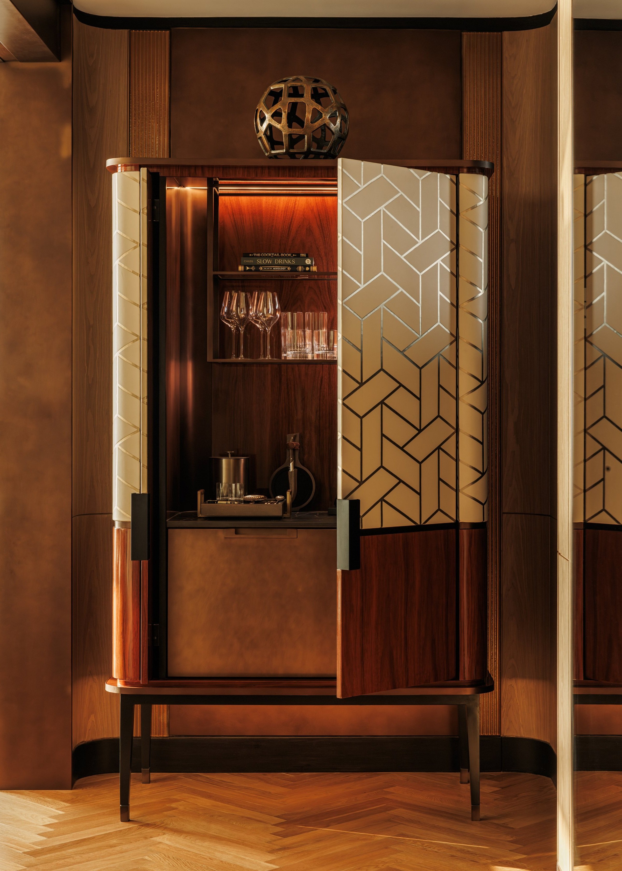 Jumeirah+Marsa+Al+Arab_Ocean+Panoramic+Room_Minibar.jpg
