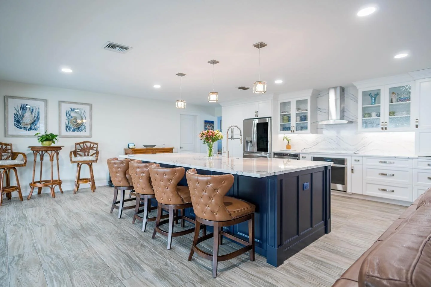 Look at this gorgeous kitchen remodel! The island is by far my favorite! Spacious, so much natural light, and perfectly designed. Talk about #kitchengoals 🪴

#swflrealestatephotographer #swflrealestatephotography #flrealestate