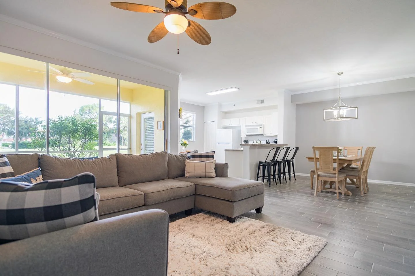 Such a beautiful living space! And perfectly decorated 🌻

#swflrealestatephotographer #swflrealestatephotography #flrealestatemarket #naplesrealestatephotography #naplesrealestatefl #naplesrealestatemarket #naplesrealestatephotographer #floridareale