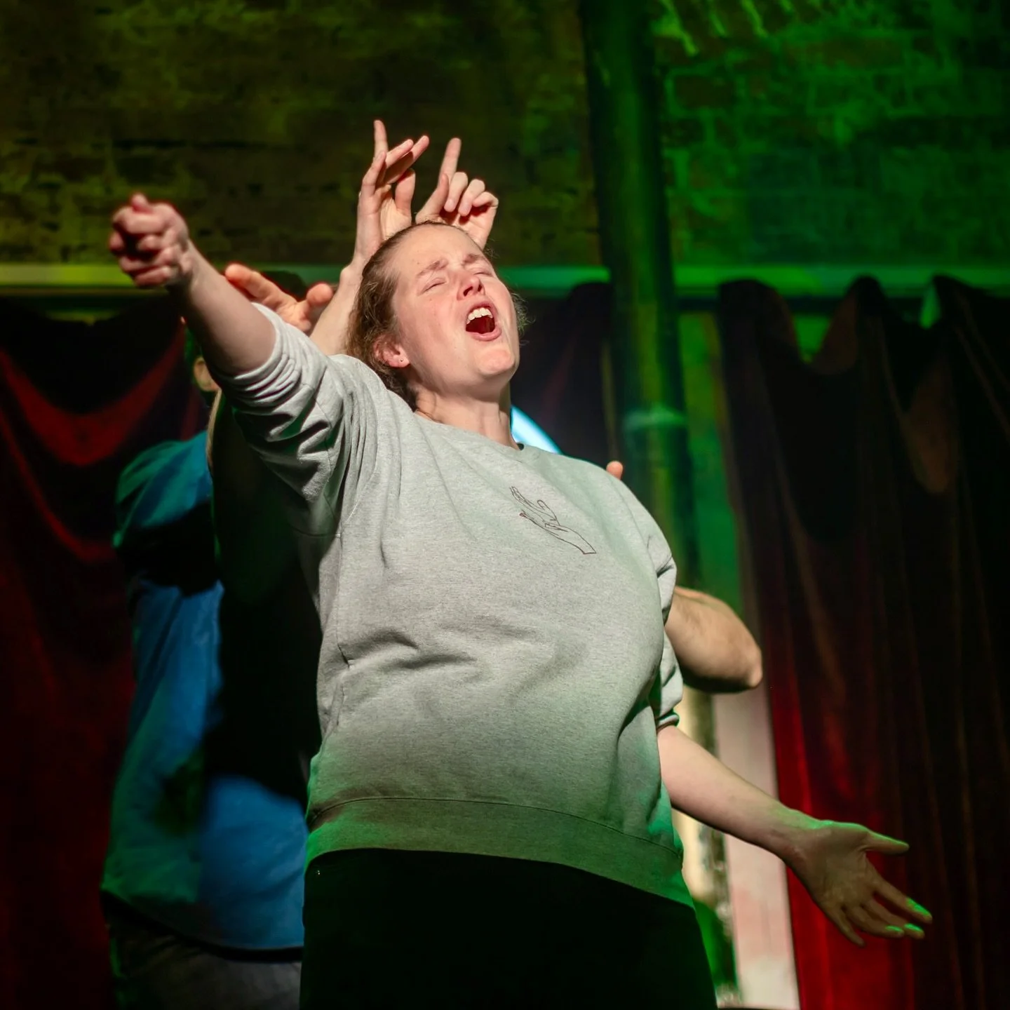 Föreställning på Göteborg Improv Comedy Club 15.10.25 hos Contrast Public House!
På scen:
Hjalmar Hardestam
Michael Håkansson
Robin Thorén
Susanna Björnberg
Ljus: Alexander Majercik
Musik: Johan Ericsson