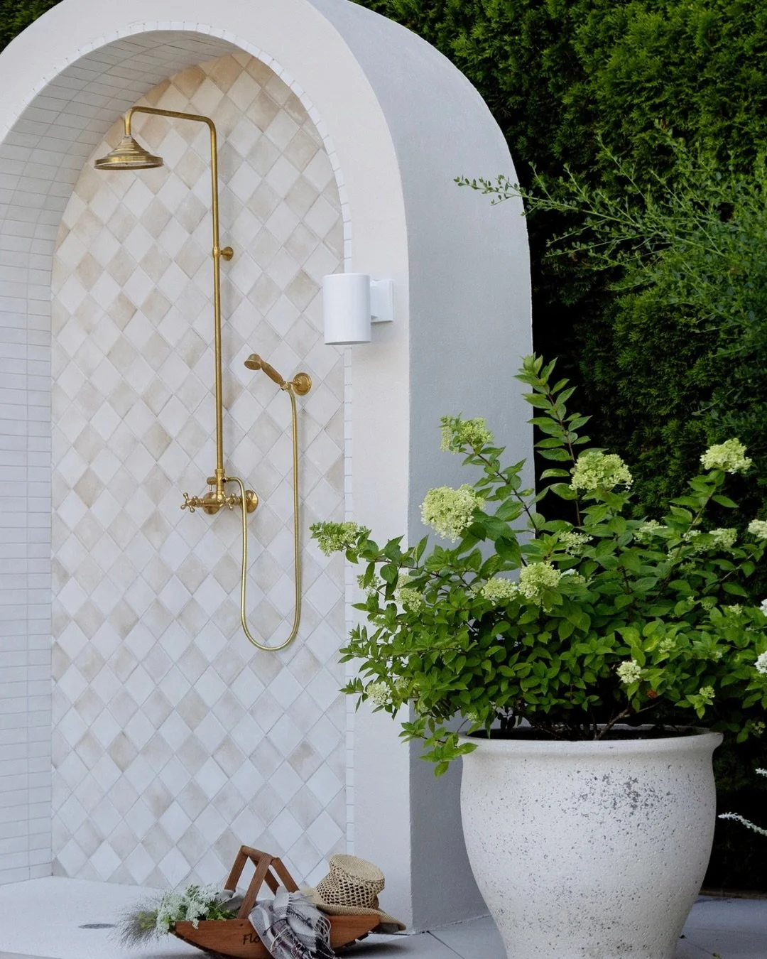 &bull; In our corner of the world, backyard hosting + hanging isn&rsquo;t quite here yet, but it&rsquo;s oh-so close! 🌿✨

There&rsquo;s no doubt Vancouver will keep us on our toes (hello, rain!) but regardless, we&rsquo;re pulling those seasonal pie