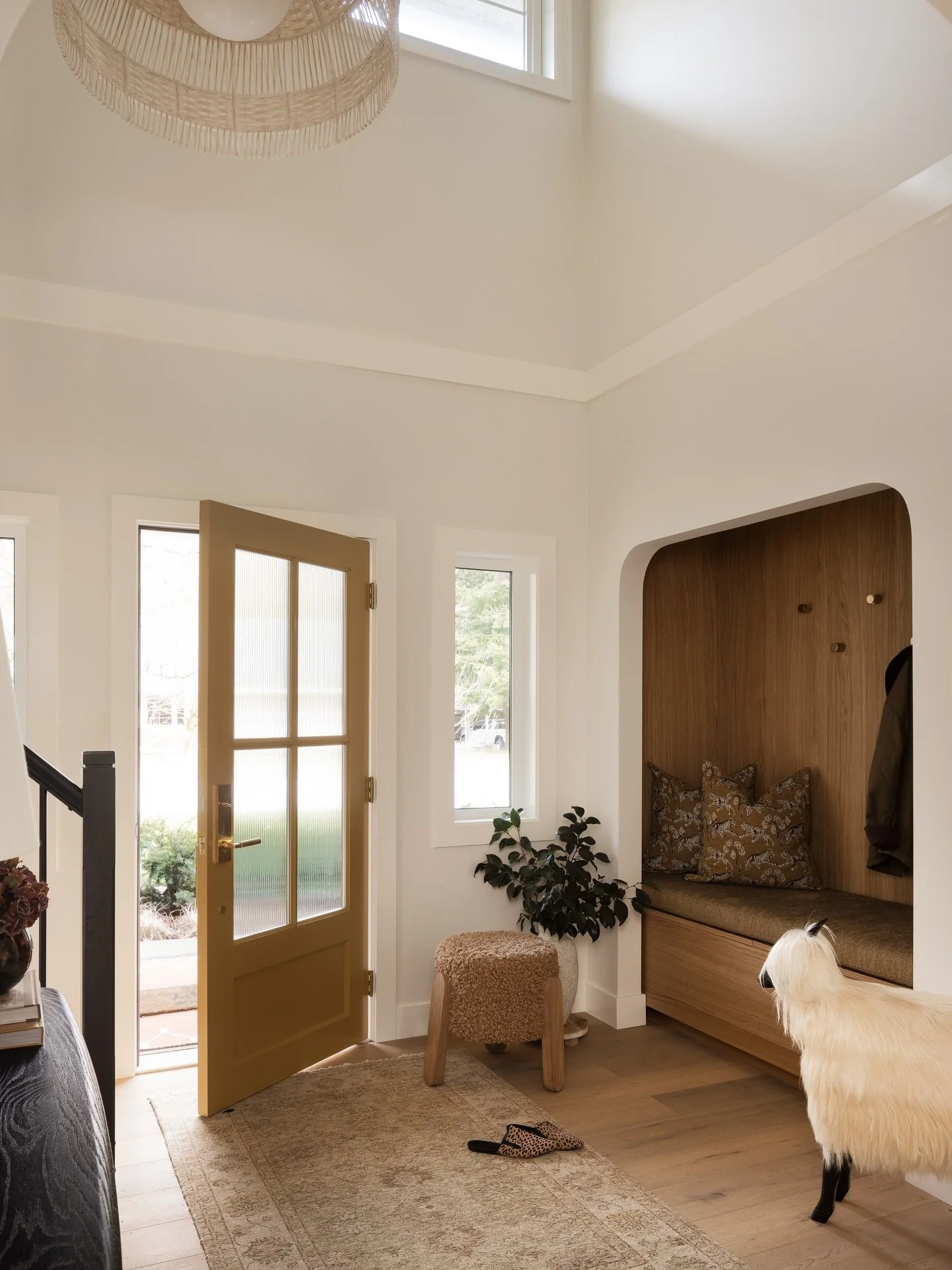 &bull; Who doesn&rsquo;t love a good before and after? Especially when it involves mismatched flooring, a foyer that didn&rsquo;t quite function, and lighting that totally missed the mark. 🫣 The kind of first impression that felt nothing like the yo