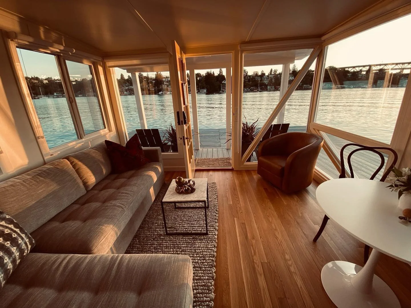 I have September (30 day minimum) open for rent on our front row floating home! DM for details 🍑 #floatinghome #floatinghomeseattle #fullerstylehouseboats #furnishedrentals