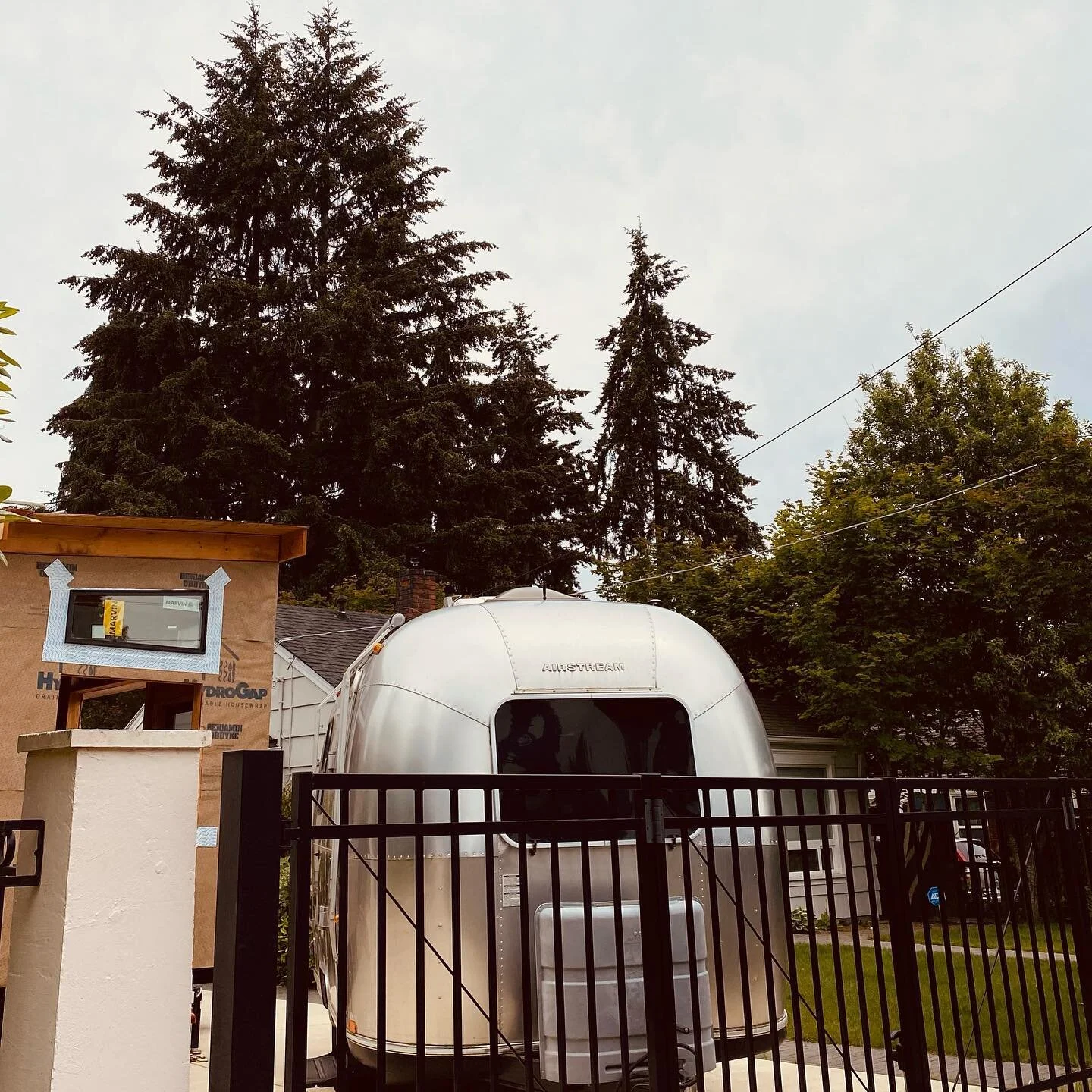 Keep watching because I have 3 more exciting places coming up to rent this summer&hellip;.each one makes my heart skip a beat&hellip;all will be either floating on water or on the rivers edge. #newrivercabin #fullerstyle #uniqueplacestostay #waterfro