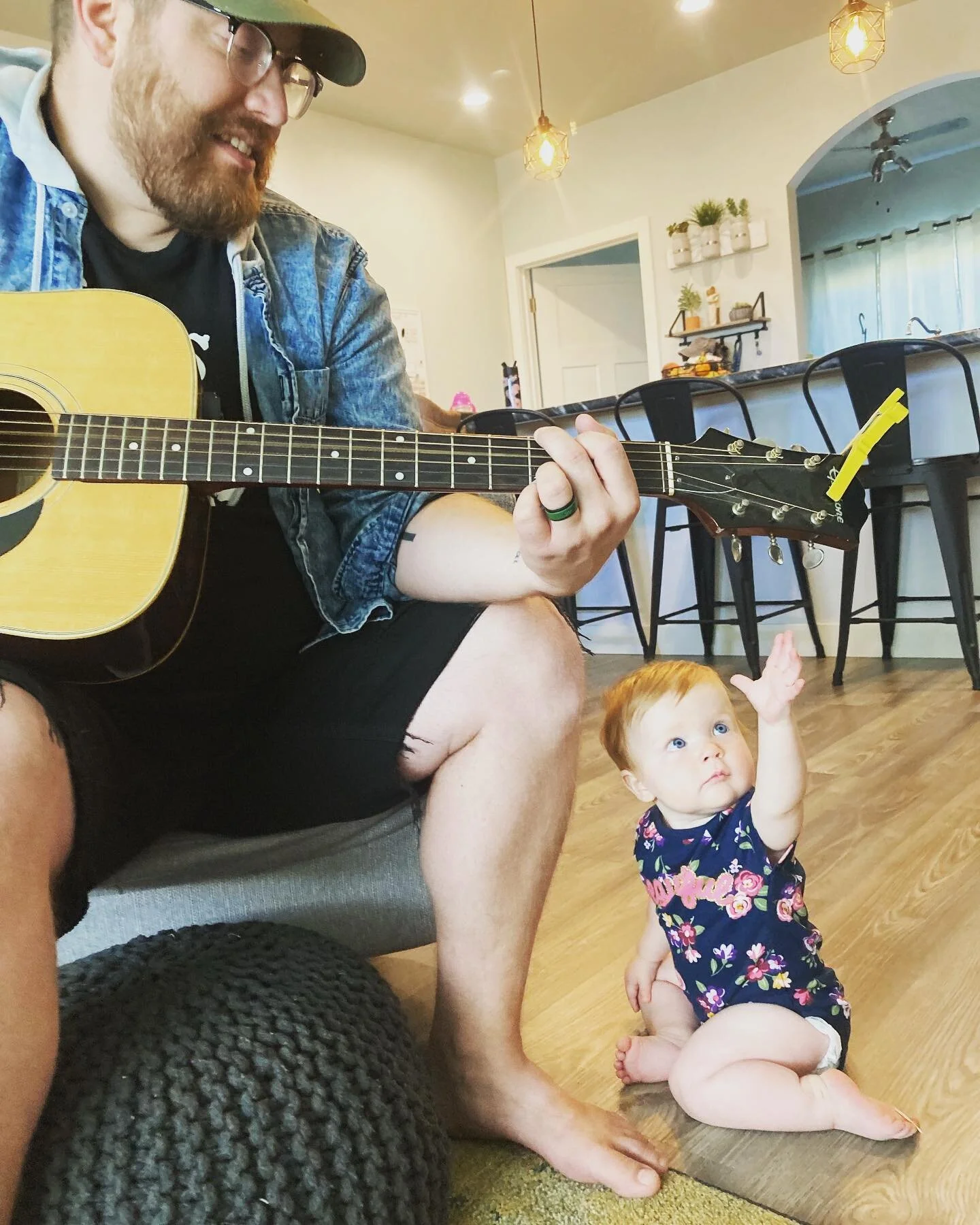 I love this girl&rsquo;s curiosity and love of music. ❤️

Or, maybe it&rsquo;s just the yellow capo. 😜

🎶🎵🎤🎸🥁