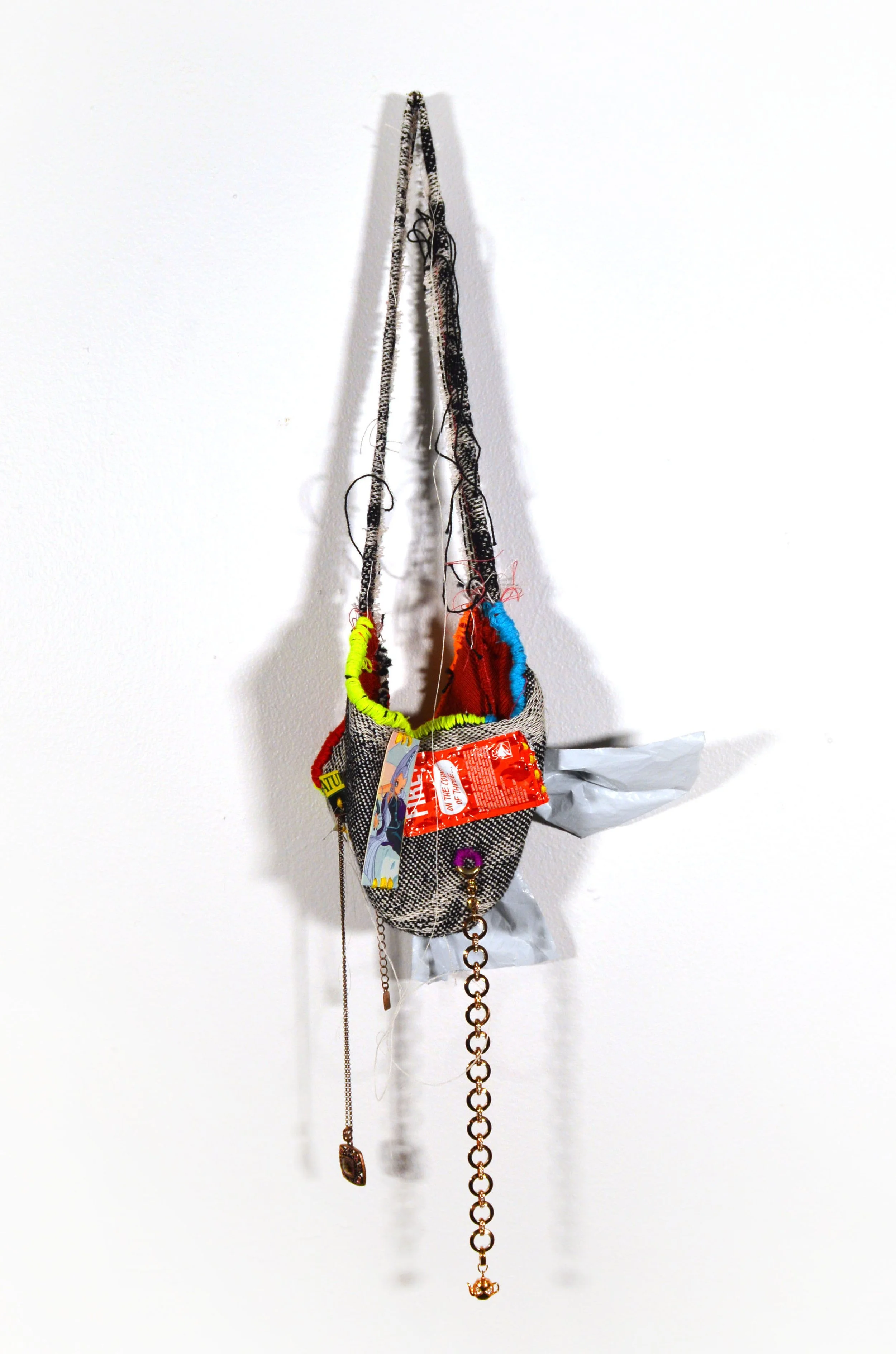 BAG 14

26x9 in
Cotton, plastic, paper, jewelry, sauce, clothing.