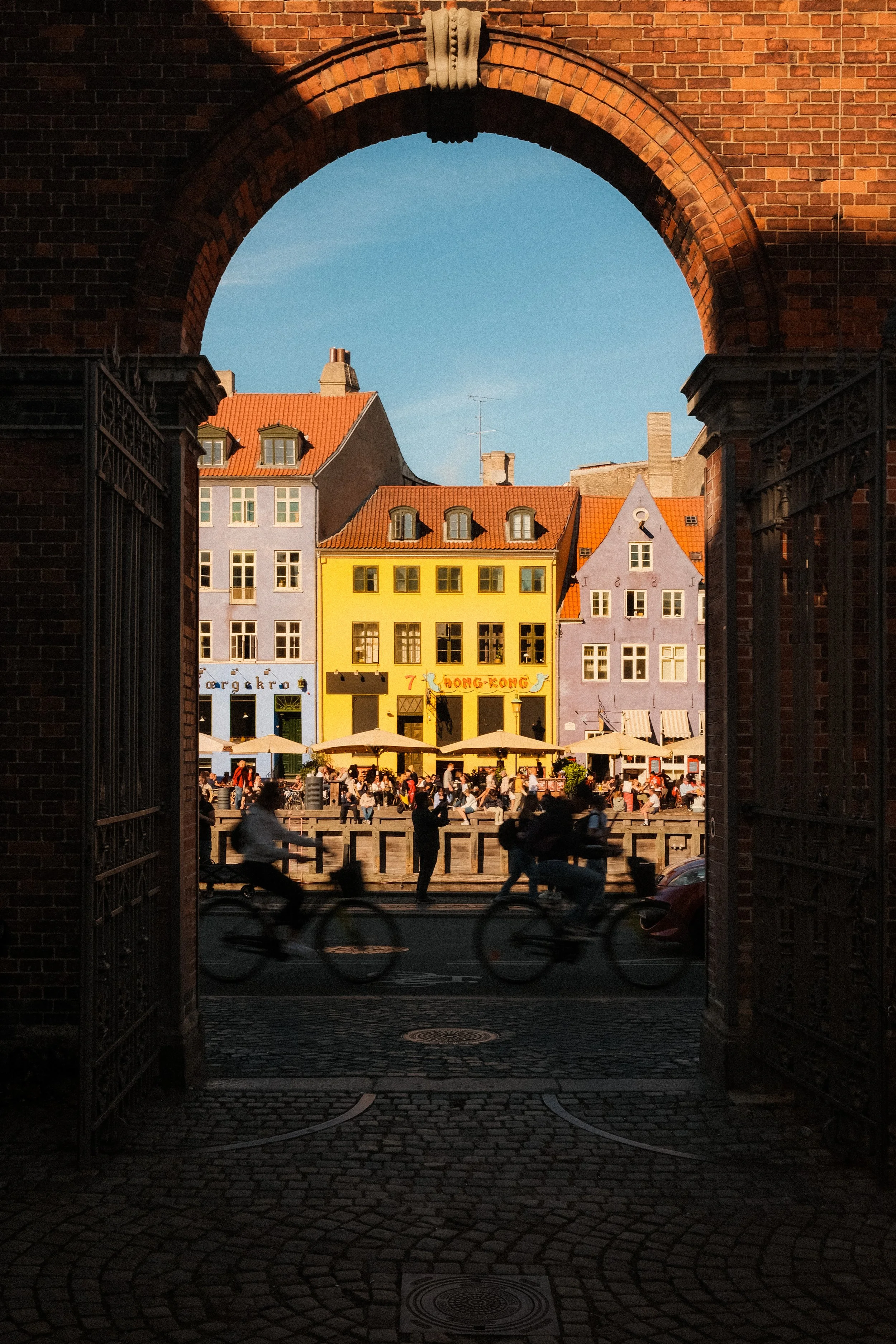 copenhagen-nyhavn-arch-cyclists-colorful-buildings-travel-photography-13.jpg