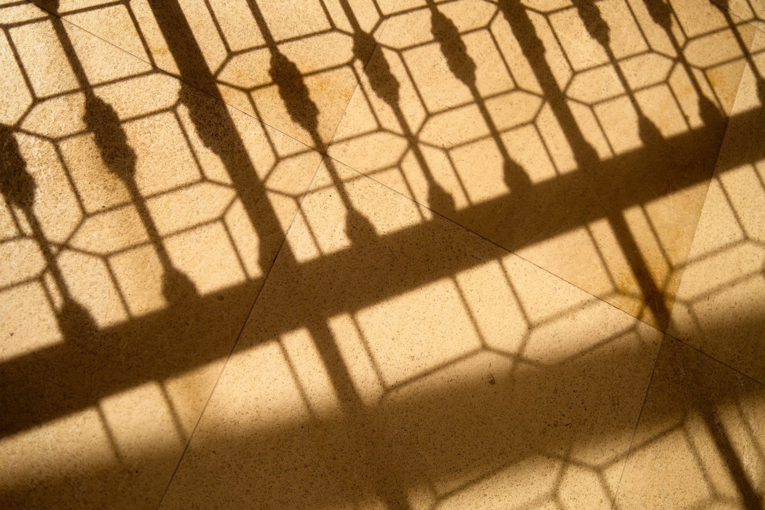 balcony-railing-shadow-pattern-h10-palacio-colomera.jpg
