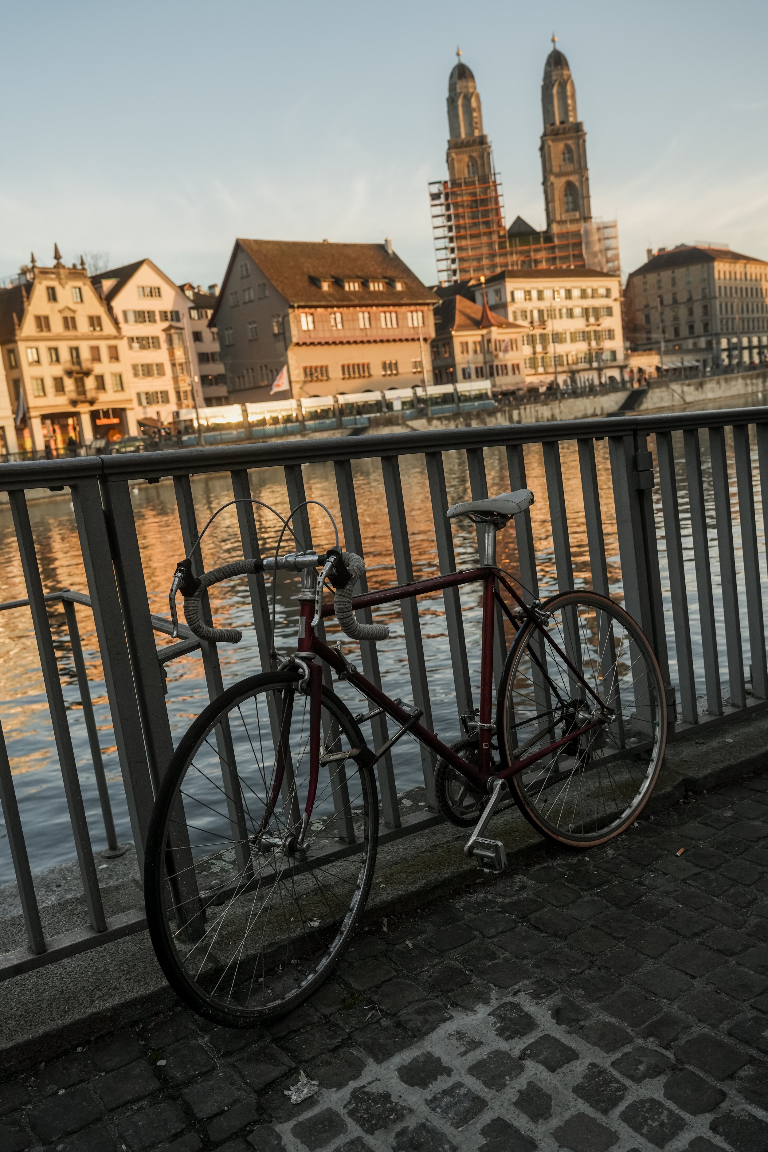 switzerland-zurich-bicycle-limmat-grossmunster-sunset-travel-photography-10.jpg