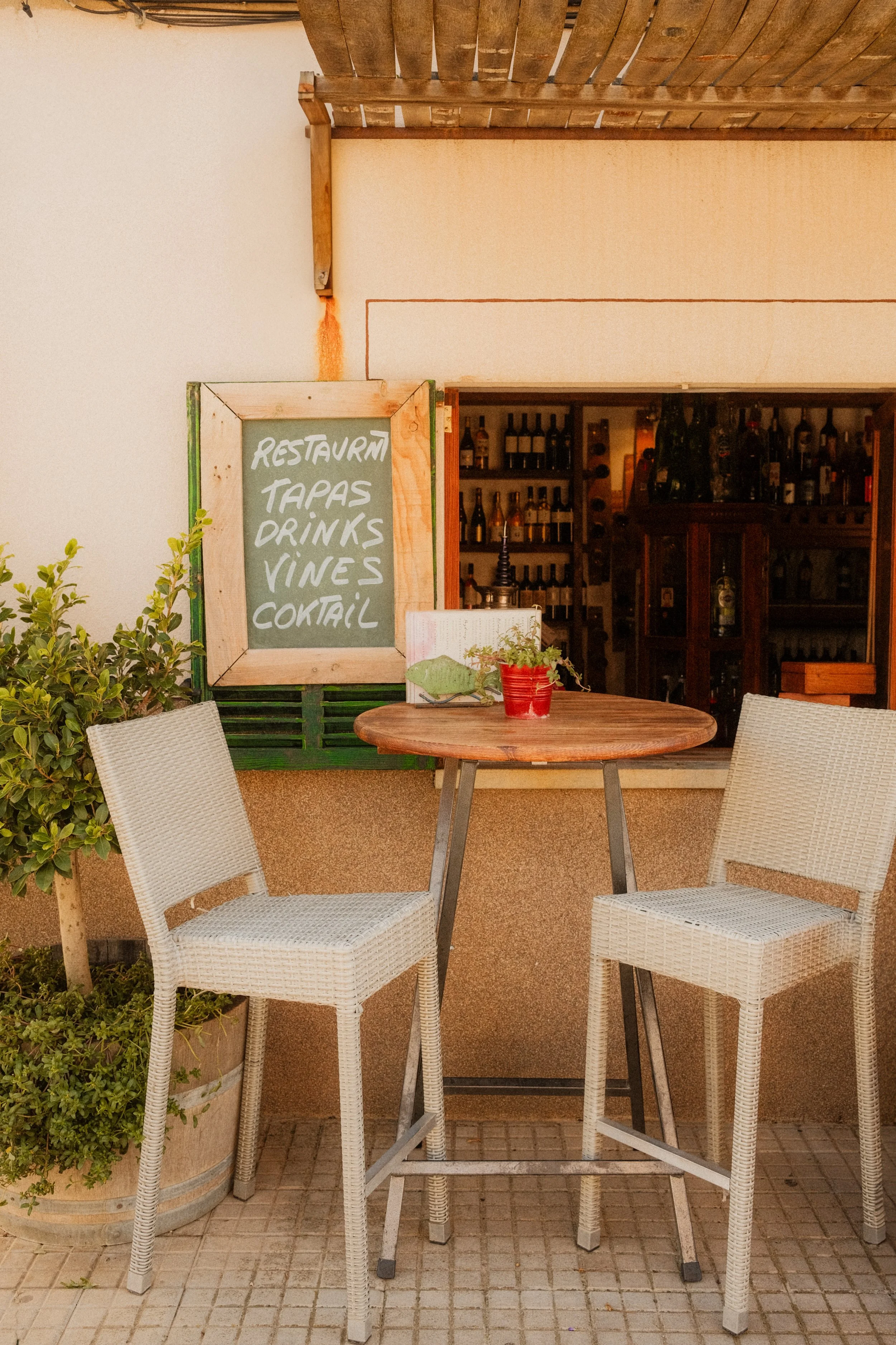 mallorca-tapas-bar-restaurant-chalkboard-outdoor-seating-travel-photography-13.jpg
