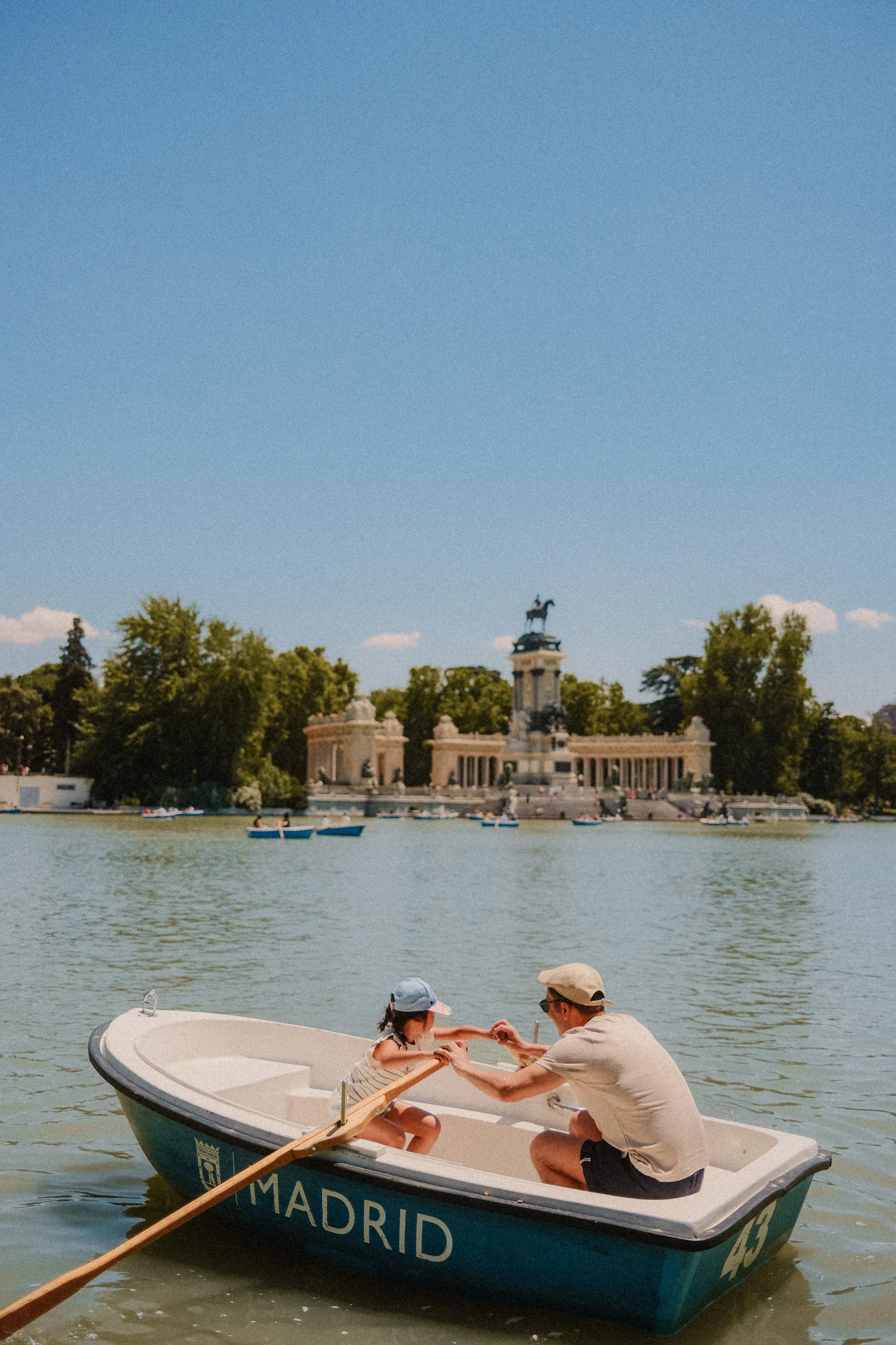 madrid-retiro-park-rowboat-couple-lake-monument-travel-photography-35.jpg