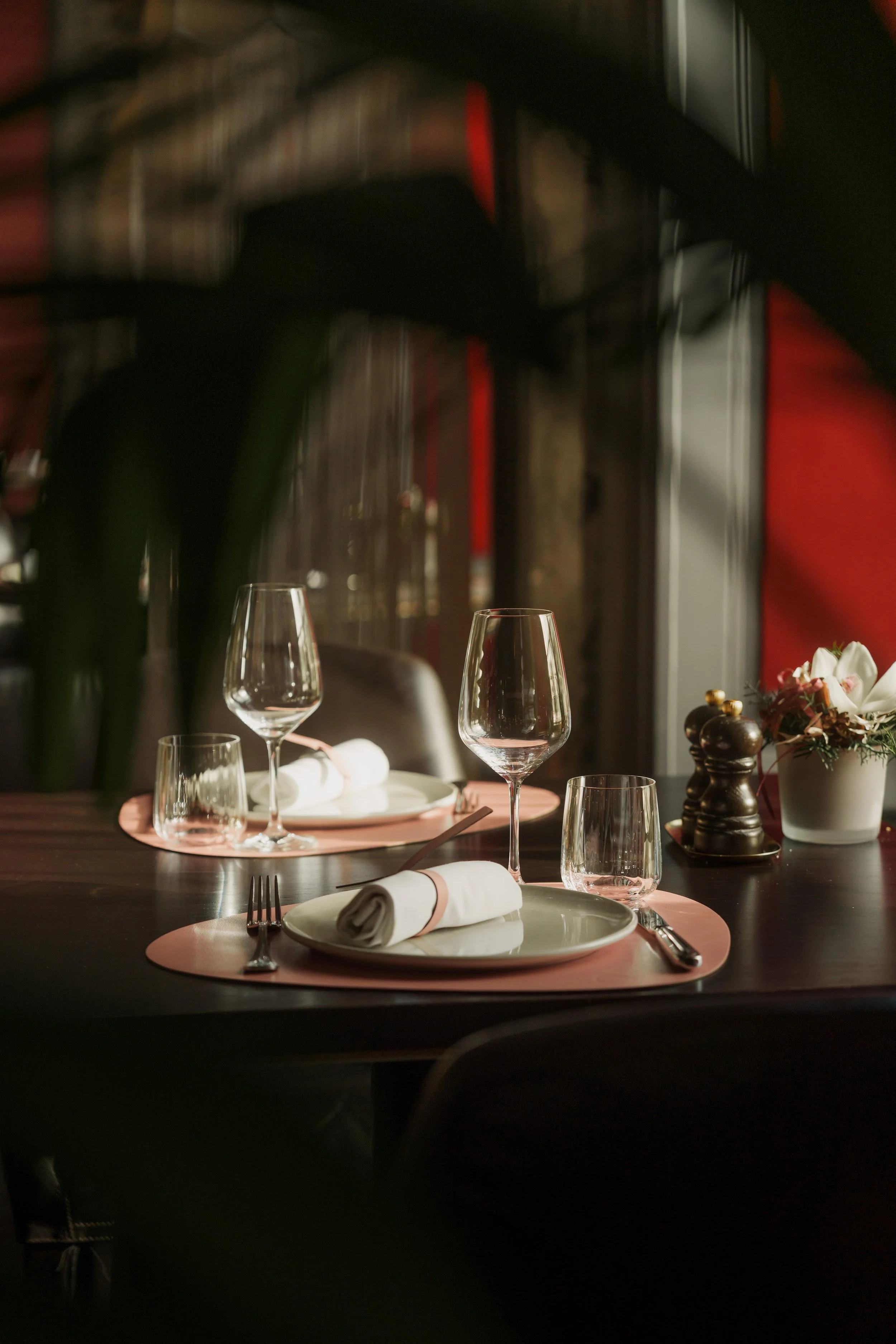 grand-hotel-national-lucerne-switzerland-juliette-brasserie-elegant-dining-table-hospitality-photography-28.jpg