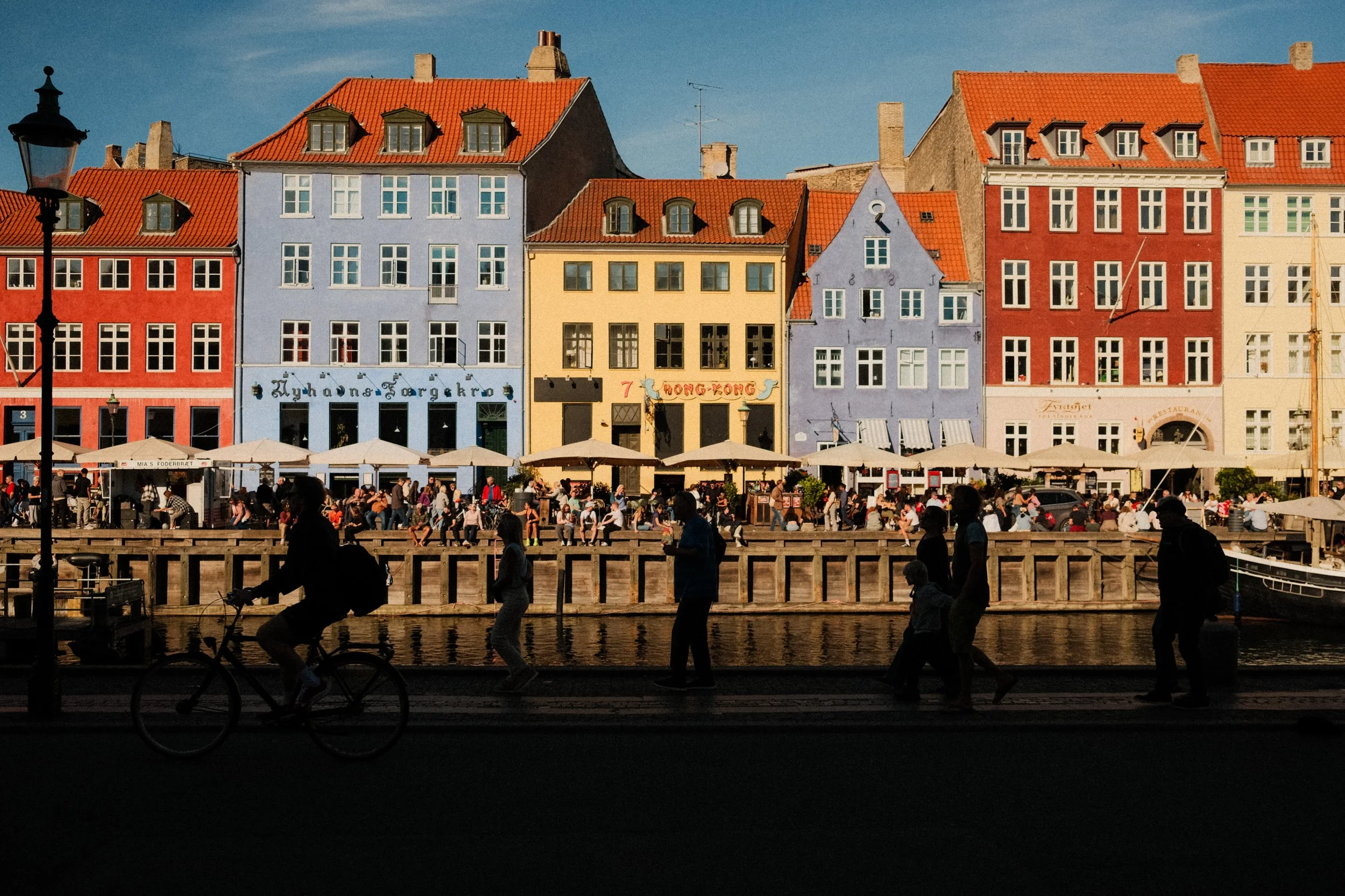 copenhagen-nyhavn-canal-colorful-buildings-cyclists-summer-travel-photography-12.jpg