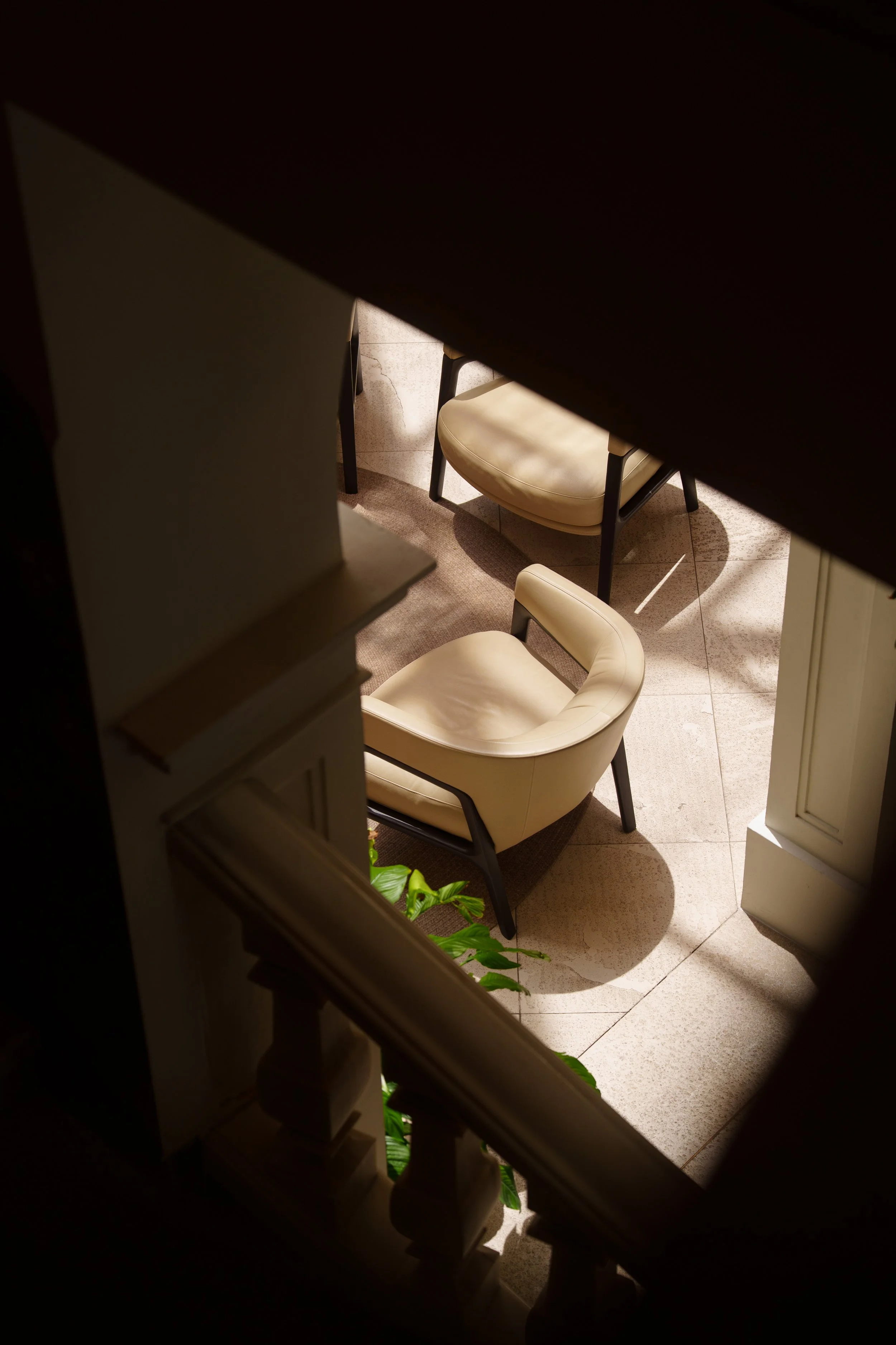 lobby-seating-area-aerial-h10-palacio-colomera.jpg