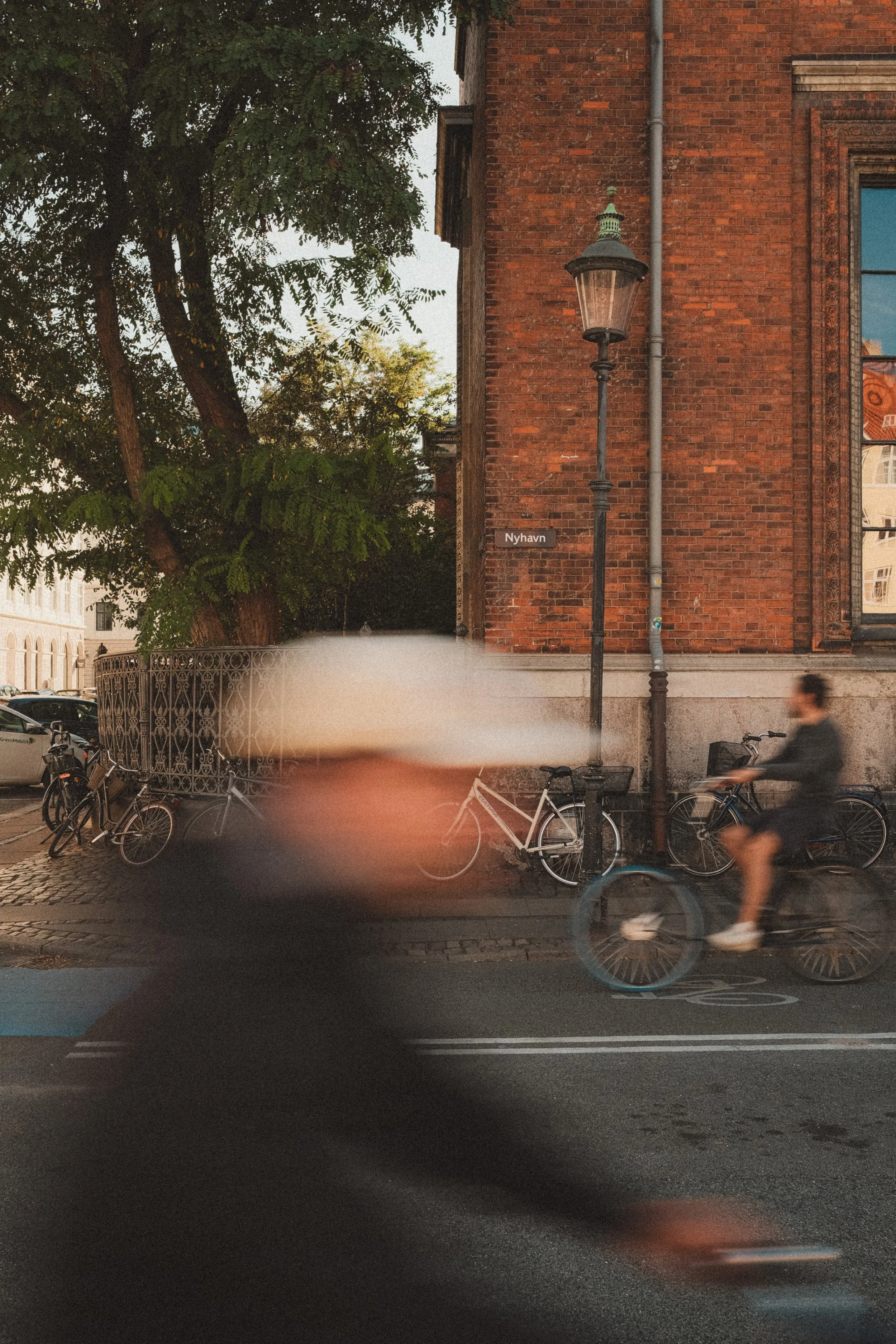 copenhagen-nyhavn-cycling-street-golden-hour-travel-photography-14.jpg