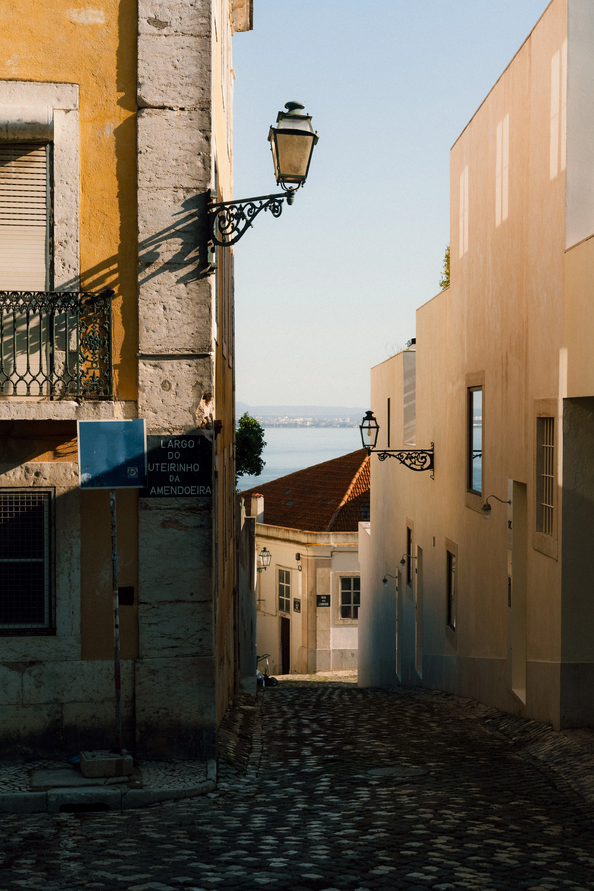 lisbon-alfama-cobblestone-street-lantern-travel-photography-04.jpg