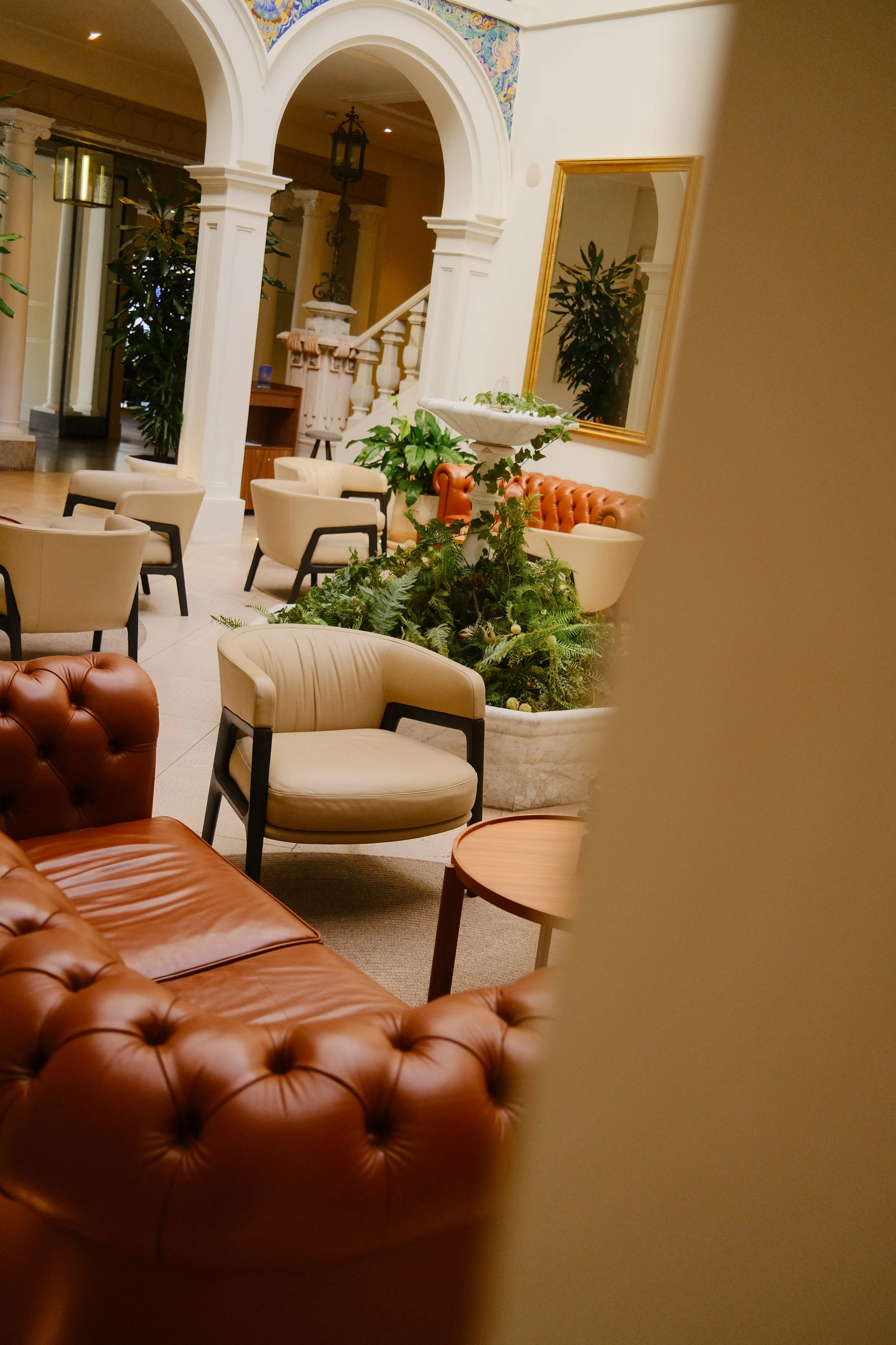 lobby-seating-arches-mirror-h10-palacio-colomera.jpg