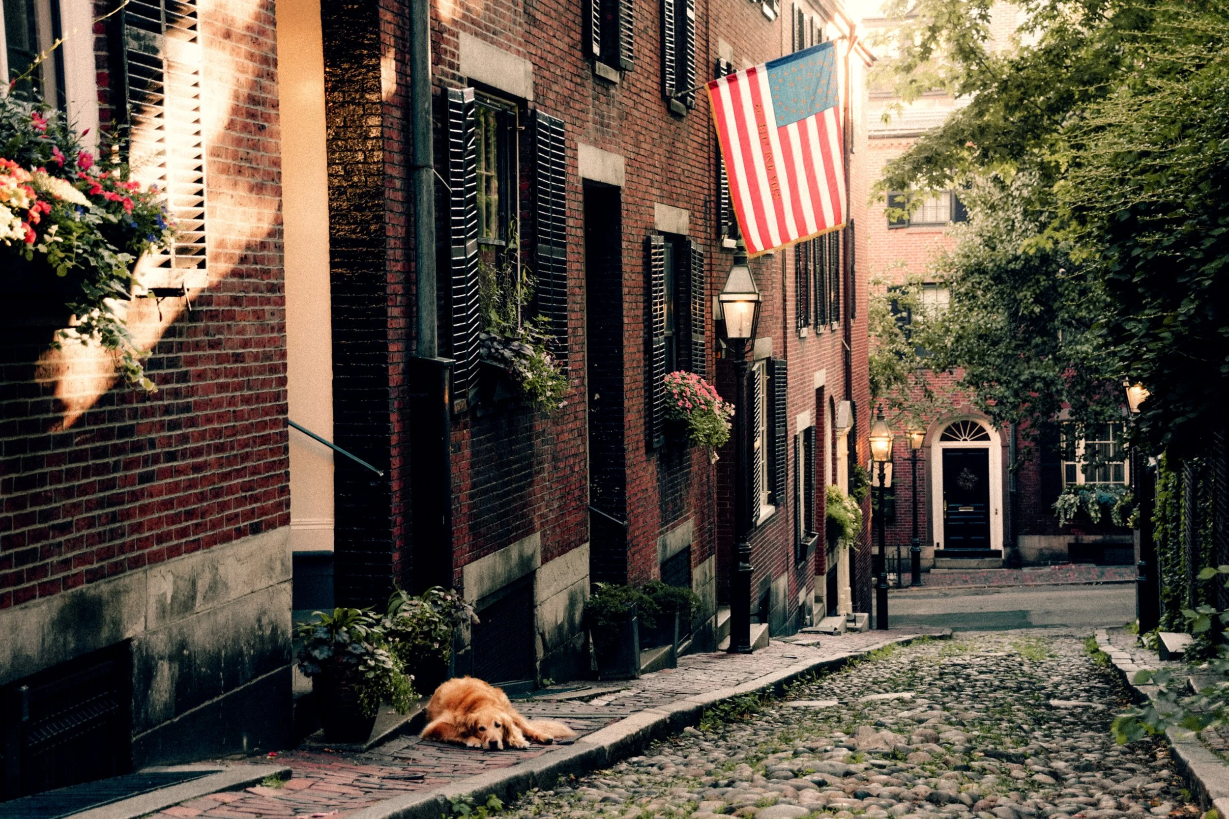boston-beacon-hill-acorn-street-cobblestone-american-flag-travel-photography-05.jpg