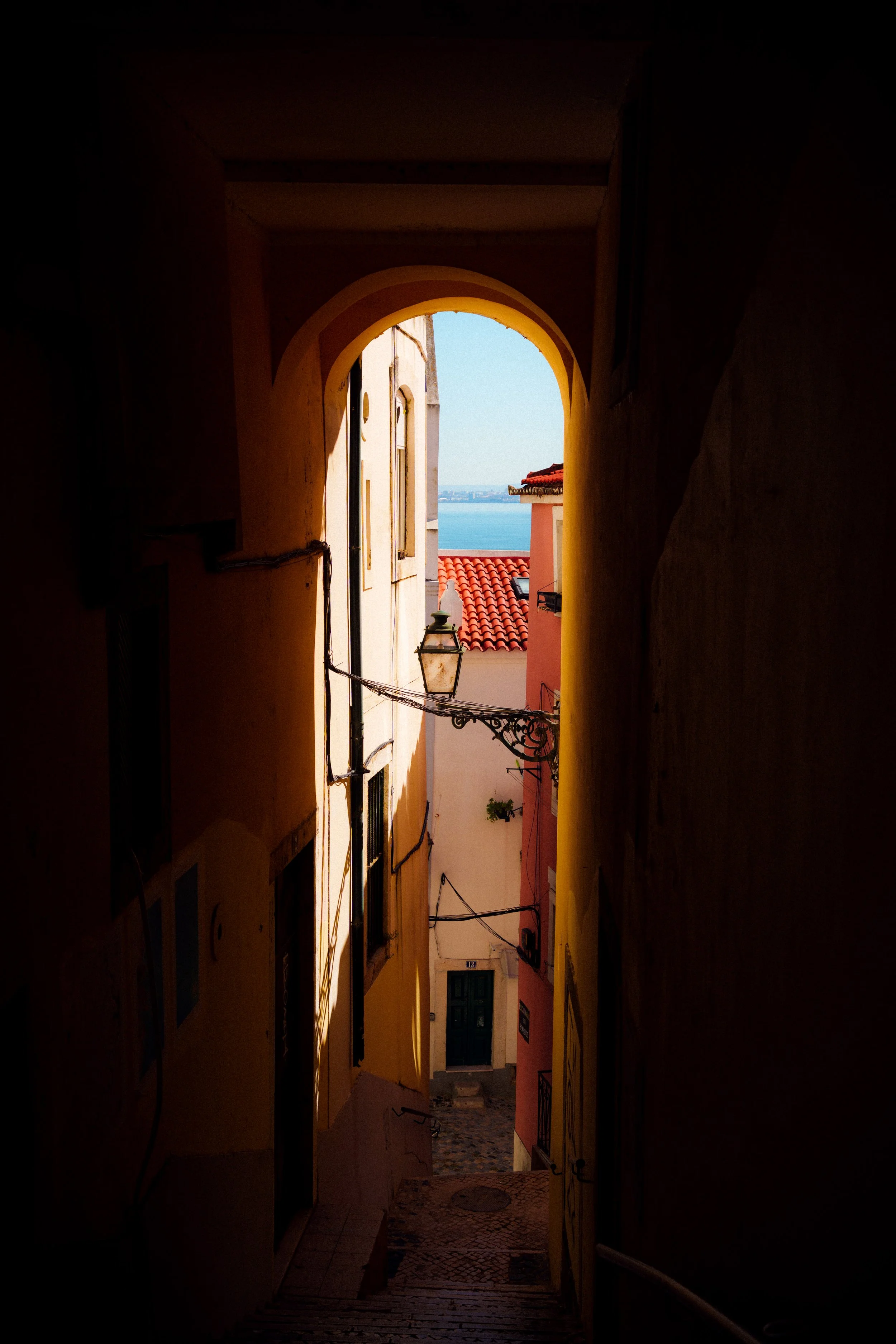 lisbon-alfama-alley-arch-architecture-travel-photography-03.jpg