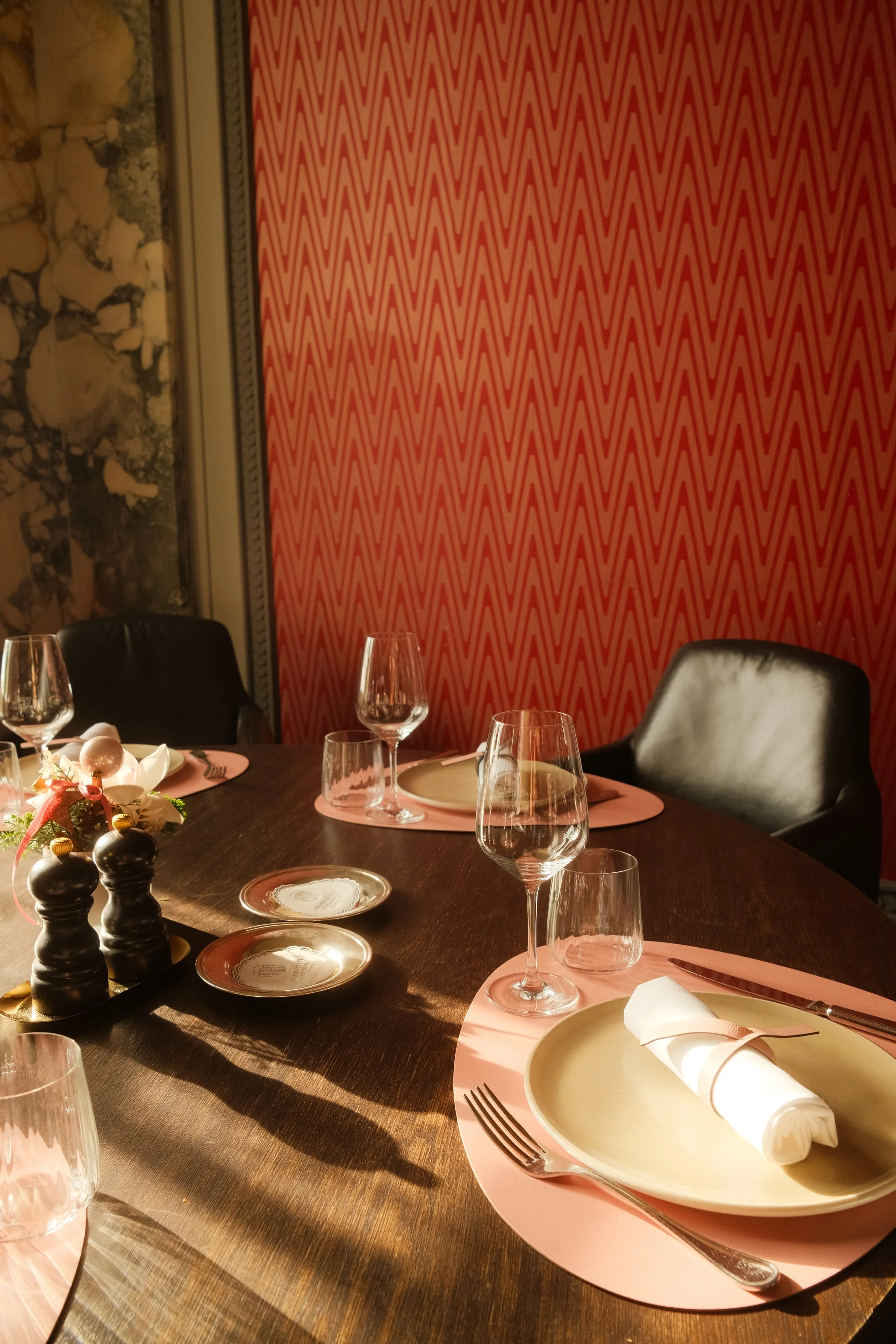grand-hotel-national-lucerne-switzerland-juliette-brasserie-dining-table-pink-wallpaper-hospitality-photography-06.jpg
