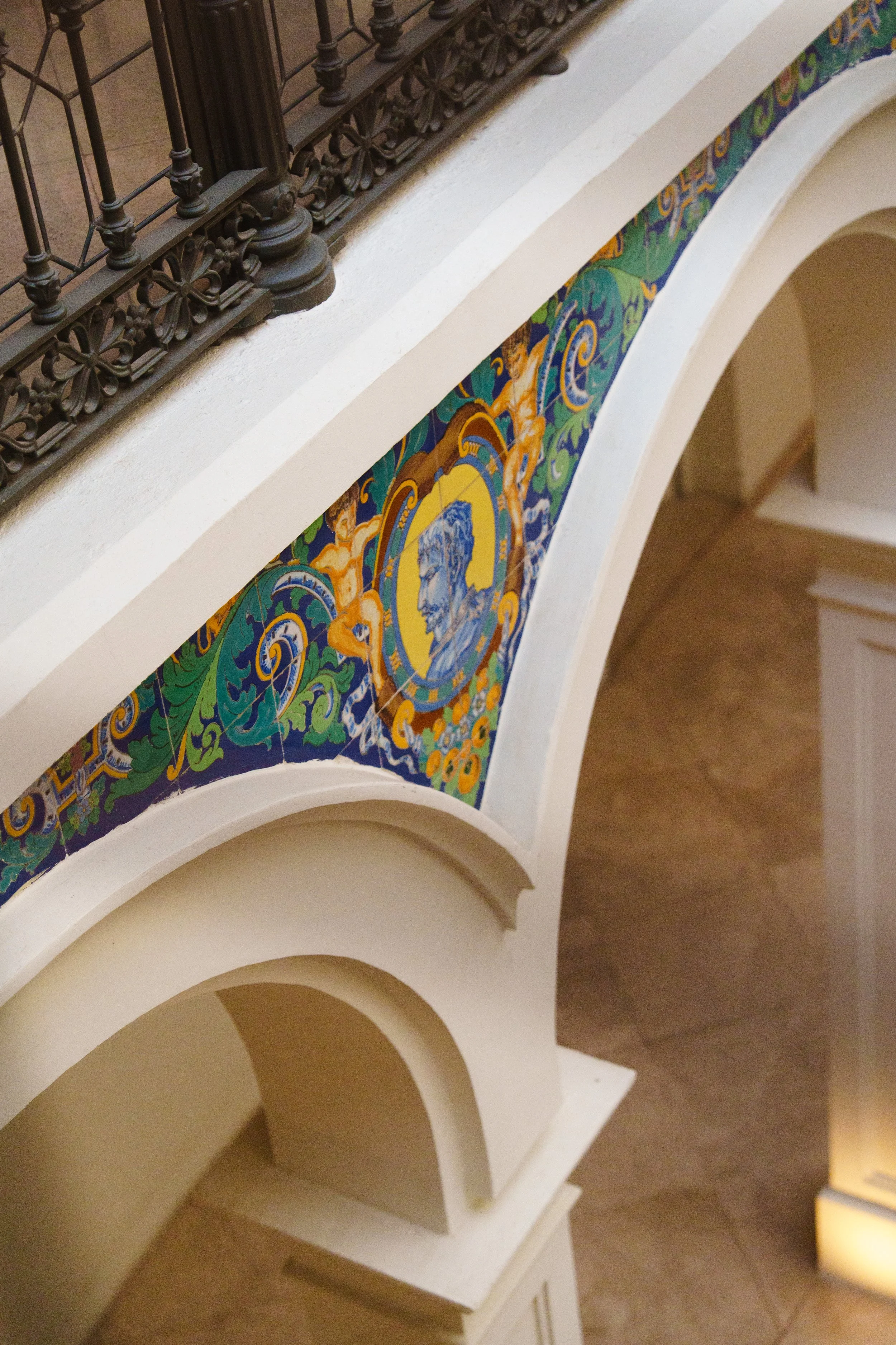 courtyard-azulejo-tile-arch-01-h10-palacio-colomera.jpg