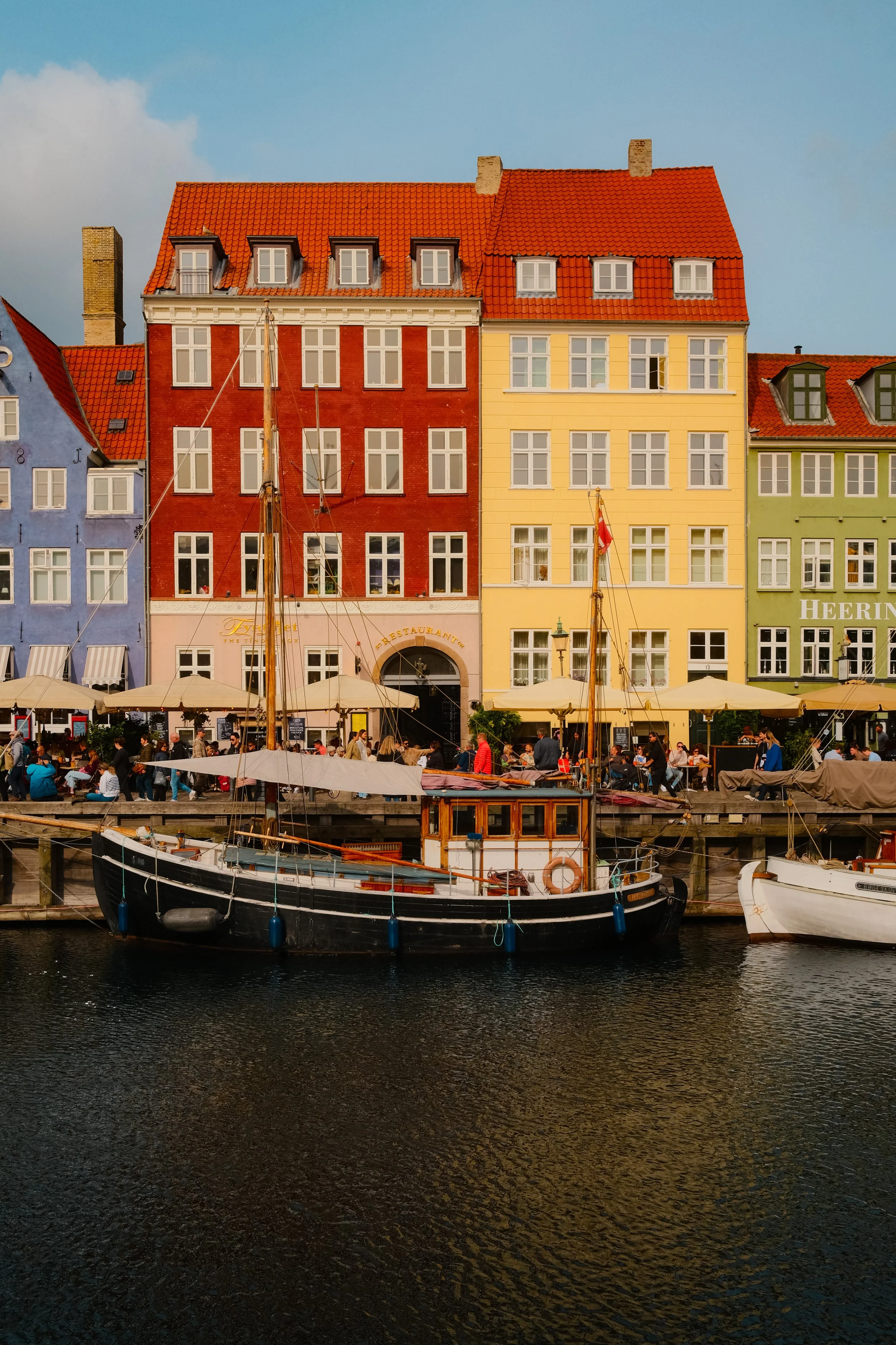 copenhagen-nyhavn-canal-colorful-buildings-boats-travel-photography-07.jpg