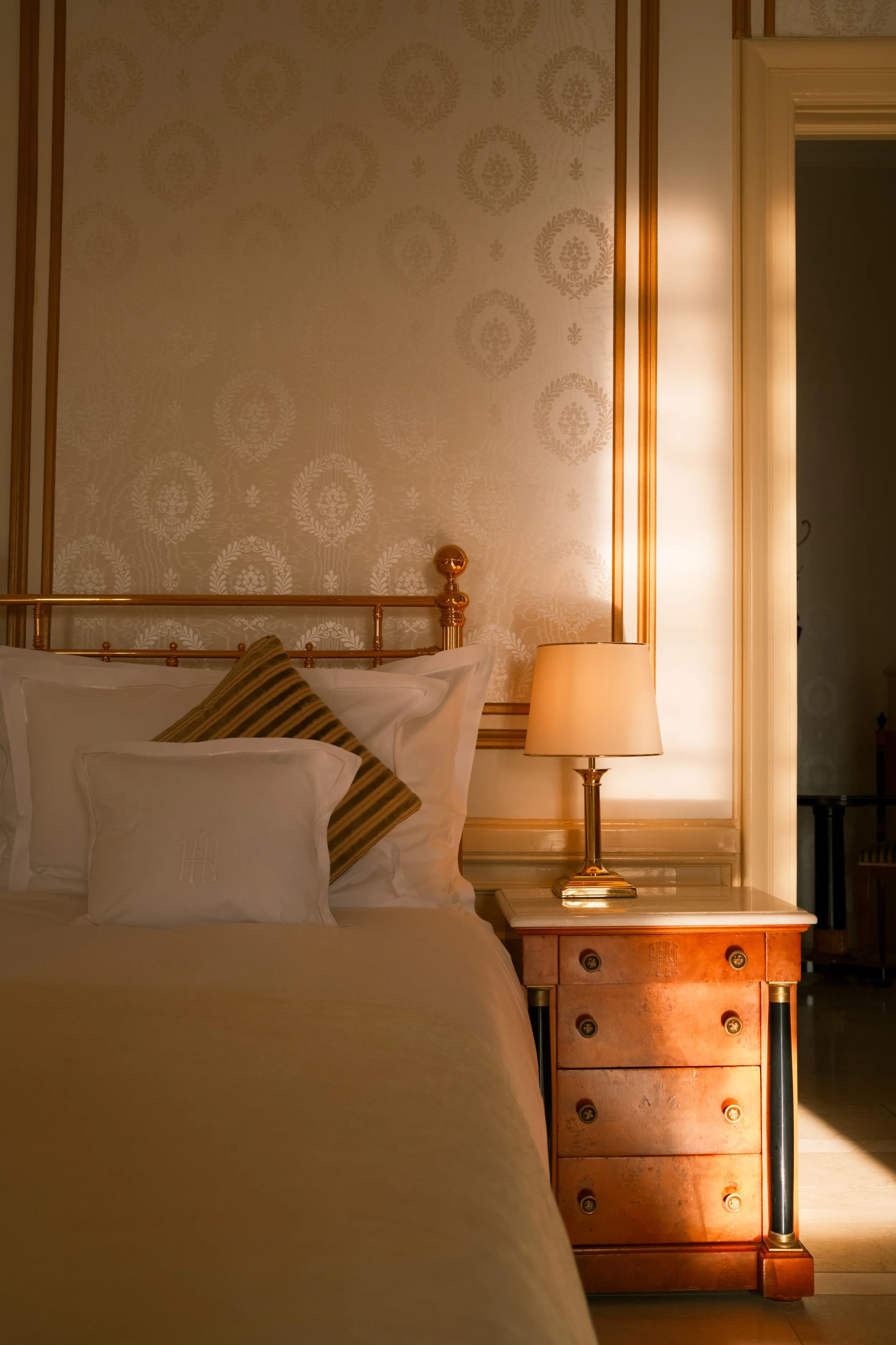 grand-hotel-national-lucerne-switzerland-luxury-room-brass-bed-golden-wallpaper-hospitality-photography-01.jpg