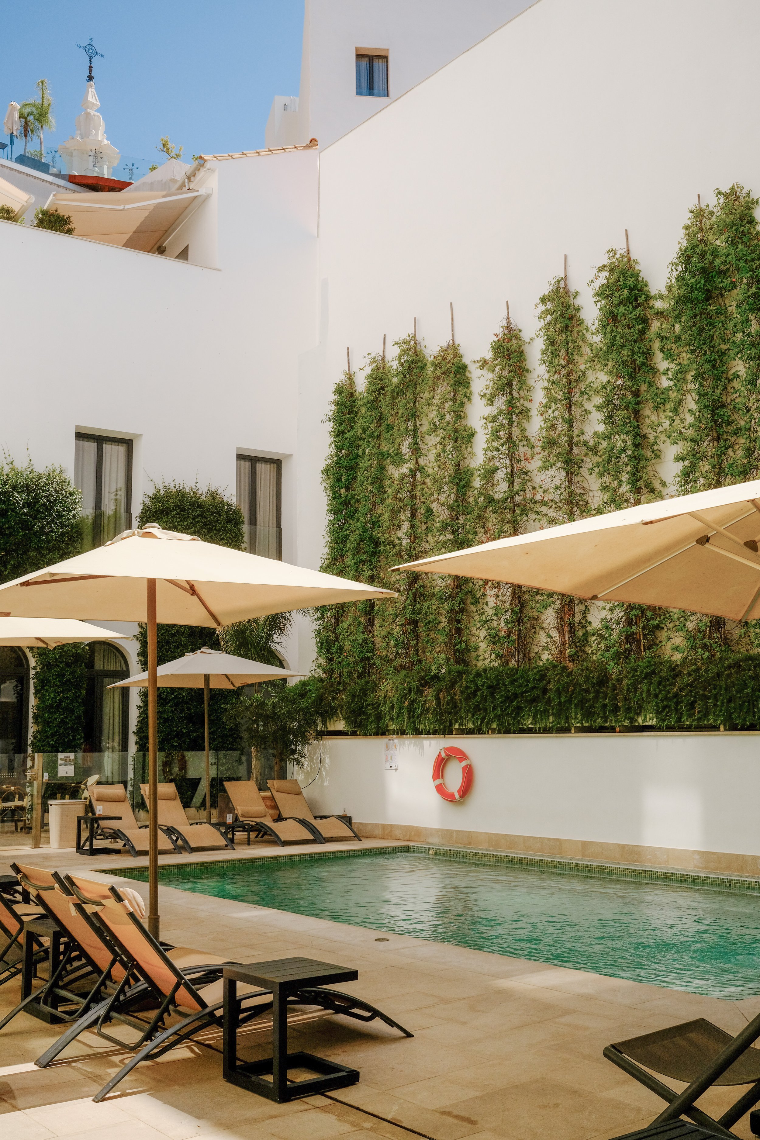 pool-loungers-umbrellas-02-h10-palacio-colomera.jpg