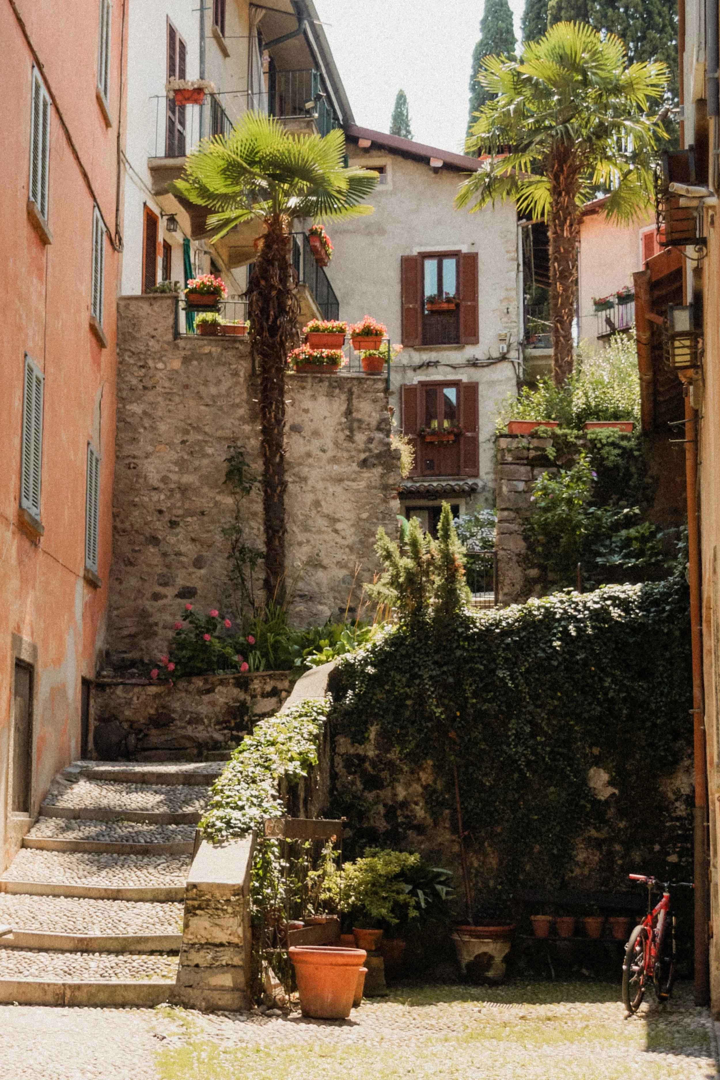 lake-como-italy-village-alley-palm-trees-bike-travel-photography-15.jpg