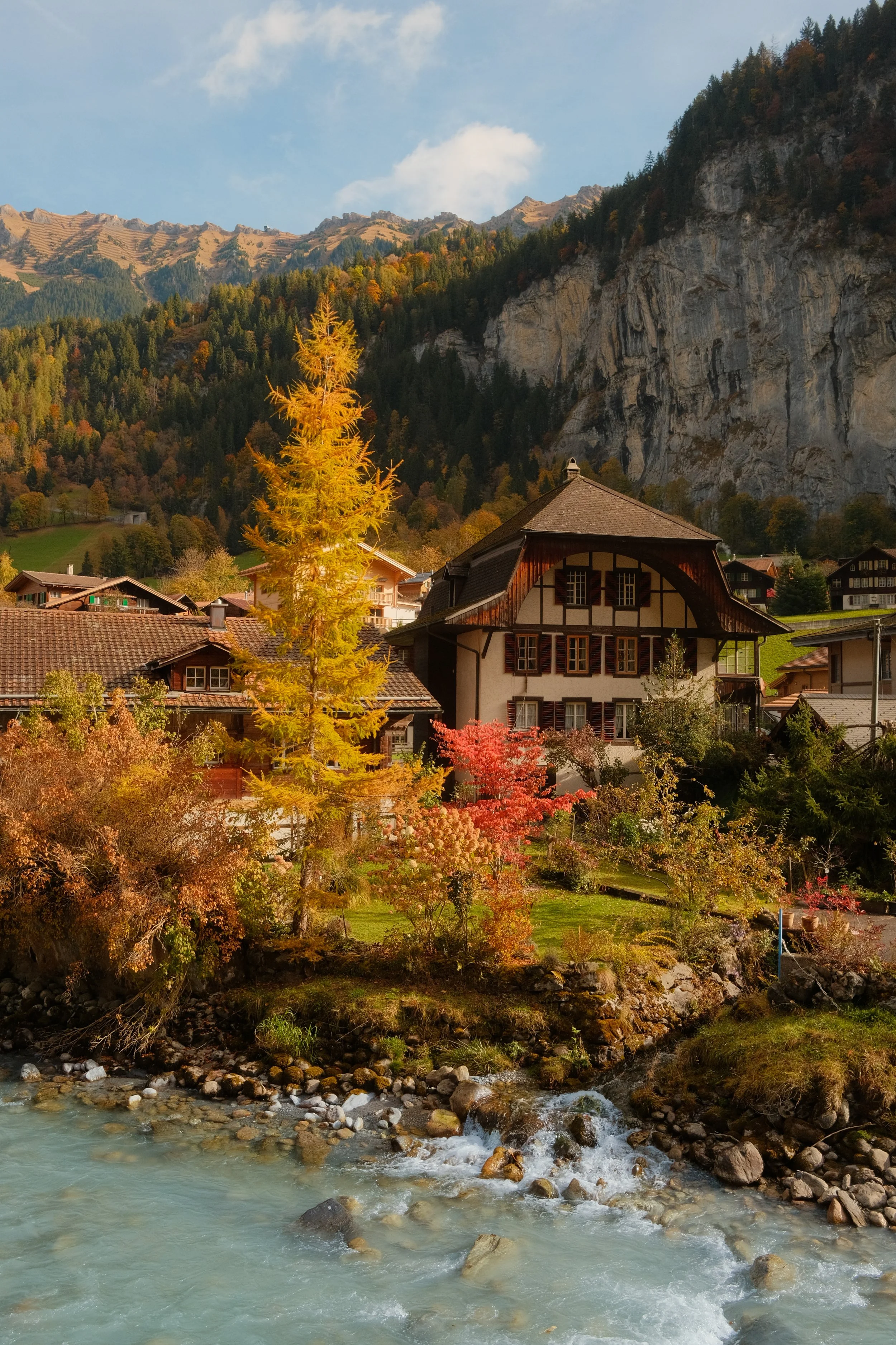 lauterbrunnen-switzerland-alpine-village-river-chalet-autumn-travel-photography-23.jpg
