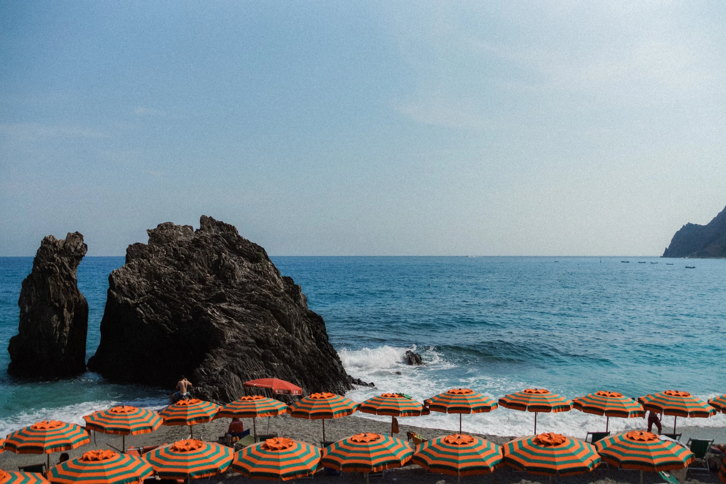 cinque-terre-italy-beach-umbrellas-rocky-coast-summer-travel-photography-07.jpg