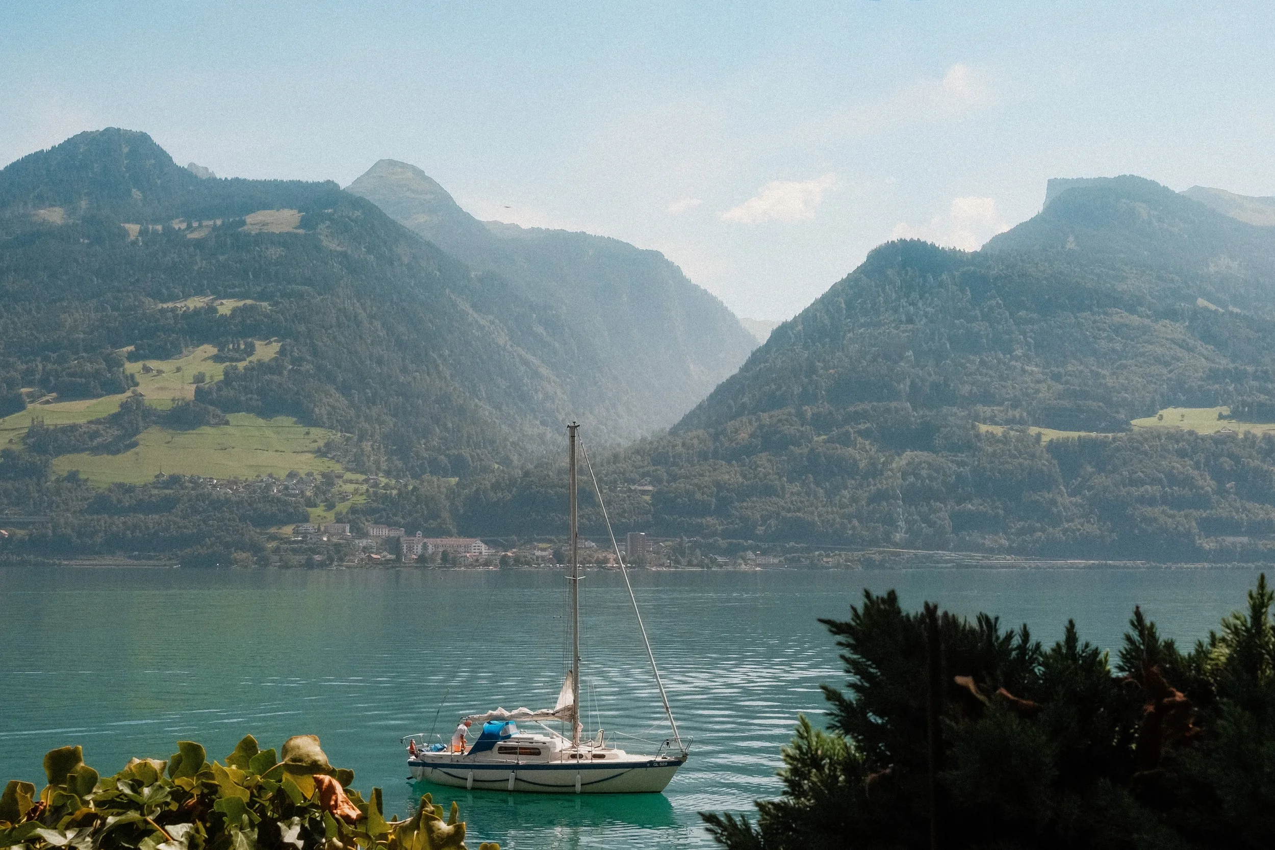 interlaken-switzerland-lake-sailboat-mountain-summer-travel-photography-09.jpg