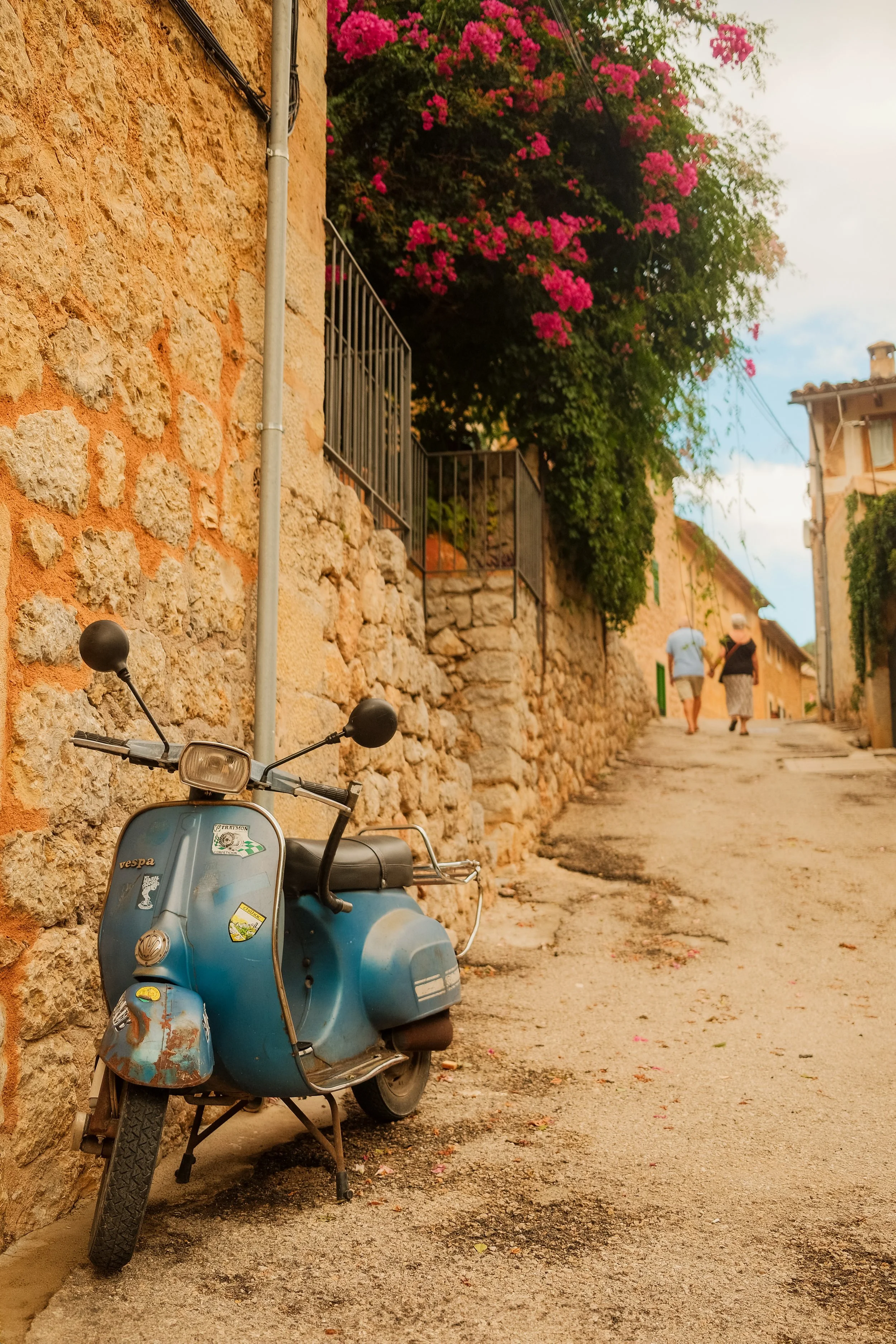 mallorca-deia-vintage-blue-vespa-stone-wall-bougainvillea-travel-photography-12.jpg