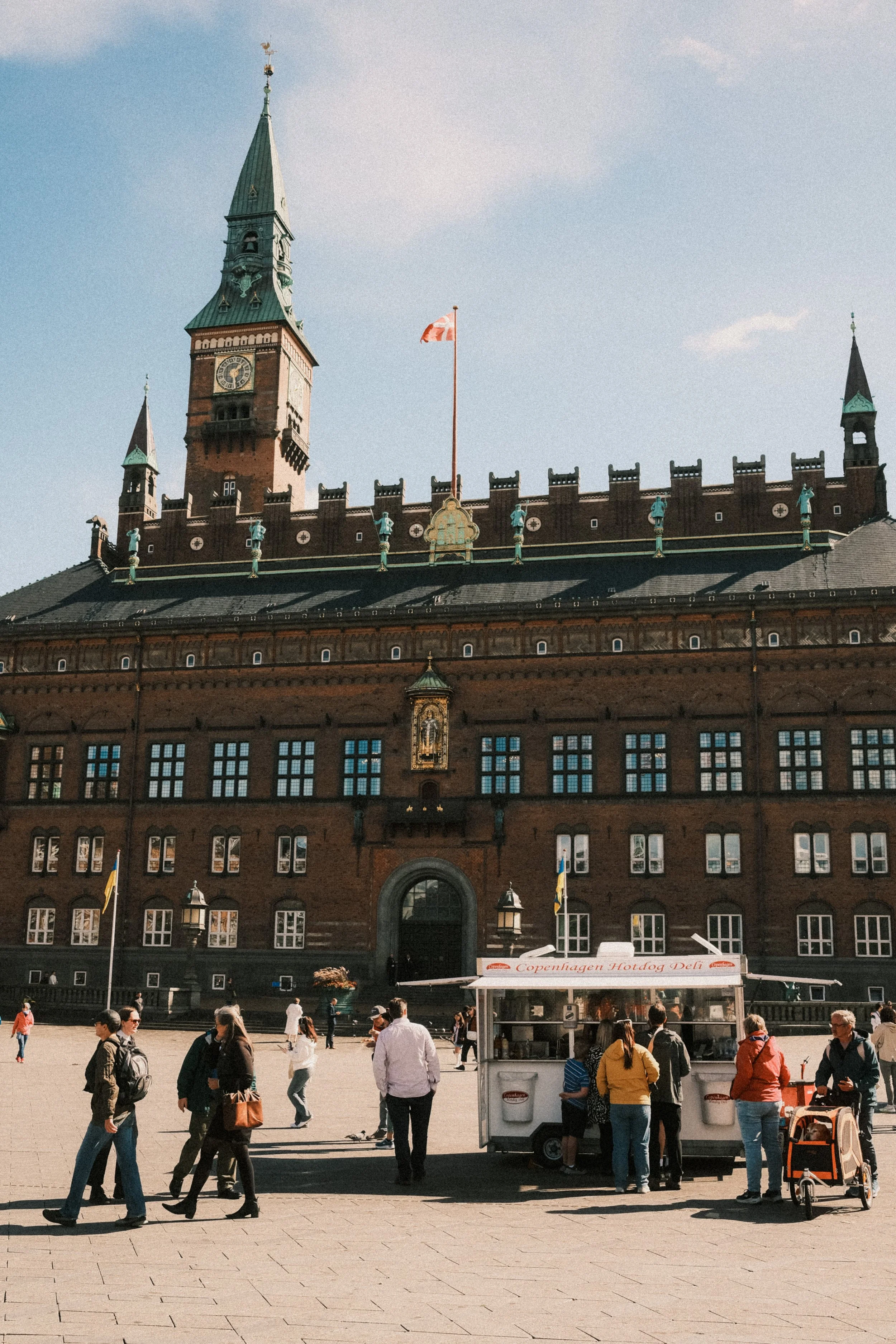 copenhagen-city-hall-square-street-vendor-travel-photography-01.jpg