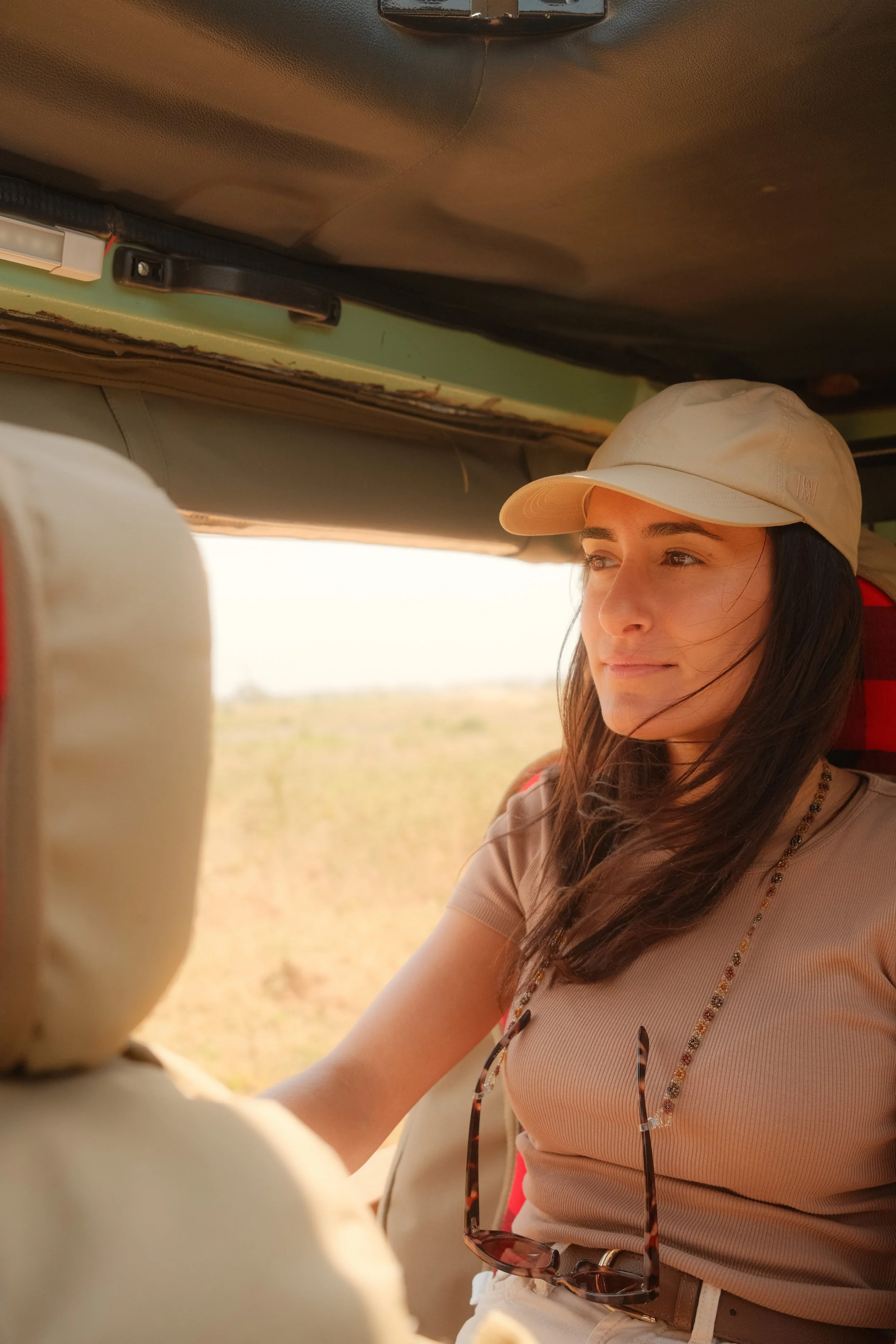 enkewa-safari-camp-masai-mara-kenya-woman-game-drive-vehicle-safari-travel-photography-01.jpg