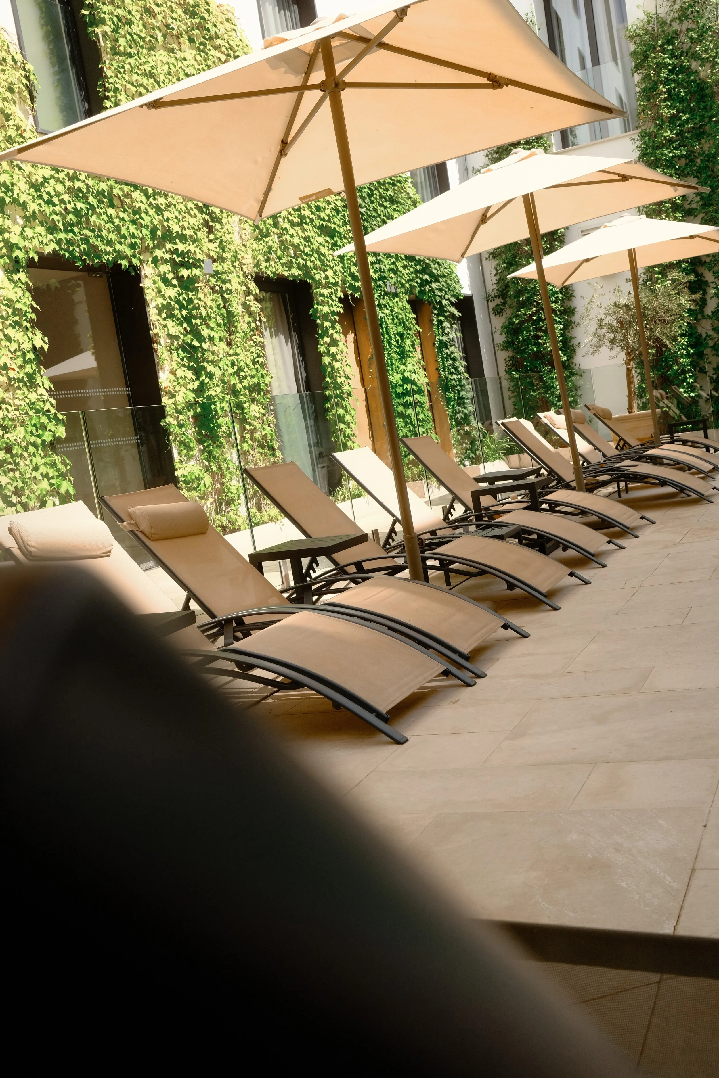 pool-loungers-umbrellas-01-h10-palacio-colomera.jpg