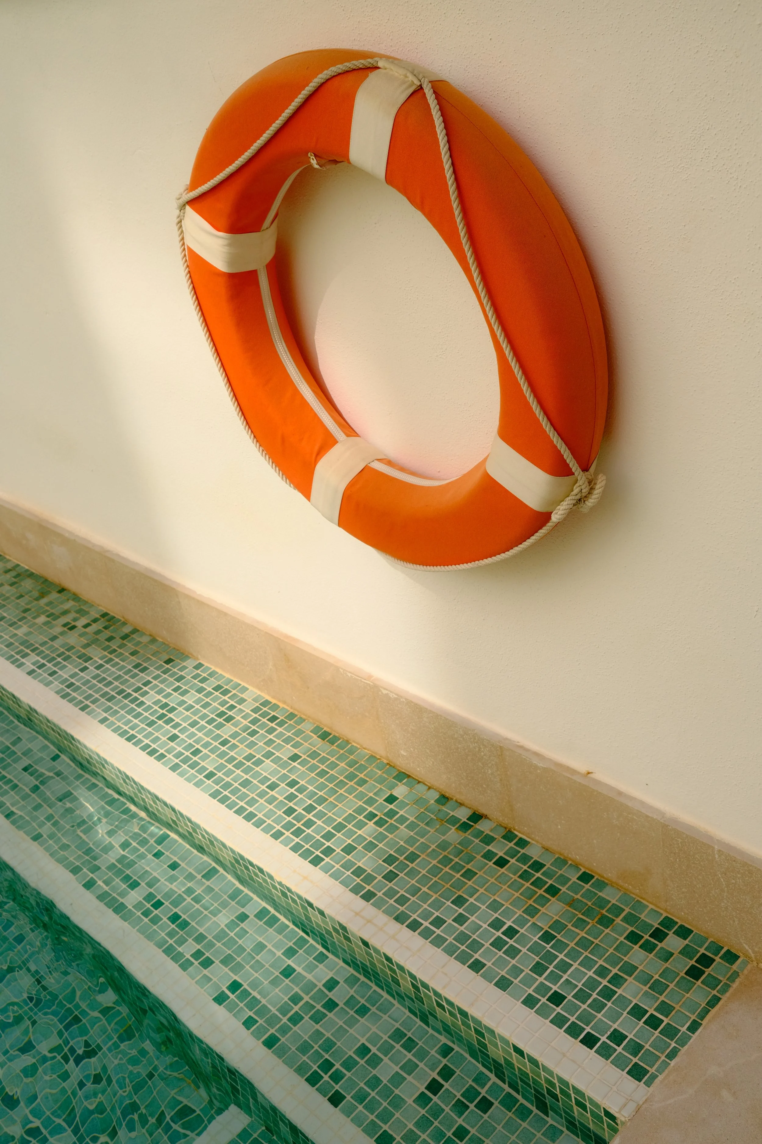 pool-life-ring-tile-closeup-h10-palacio-colomera.jpg