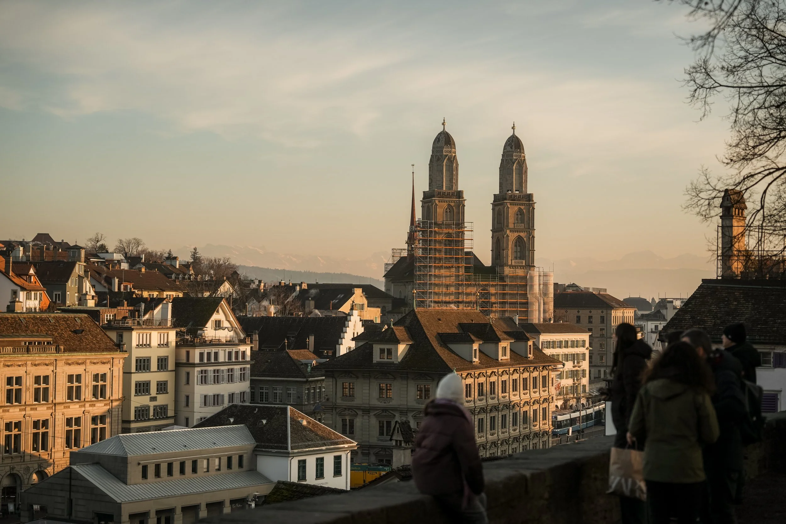 switzerland-zurich-old-town-grossmunster-golden-hour-viewpoint-travel-photography-09.jpg