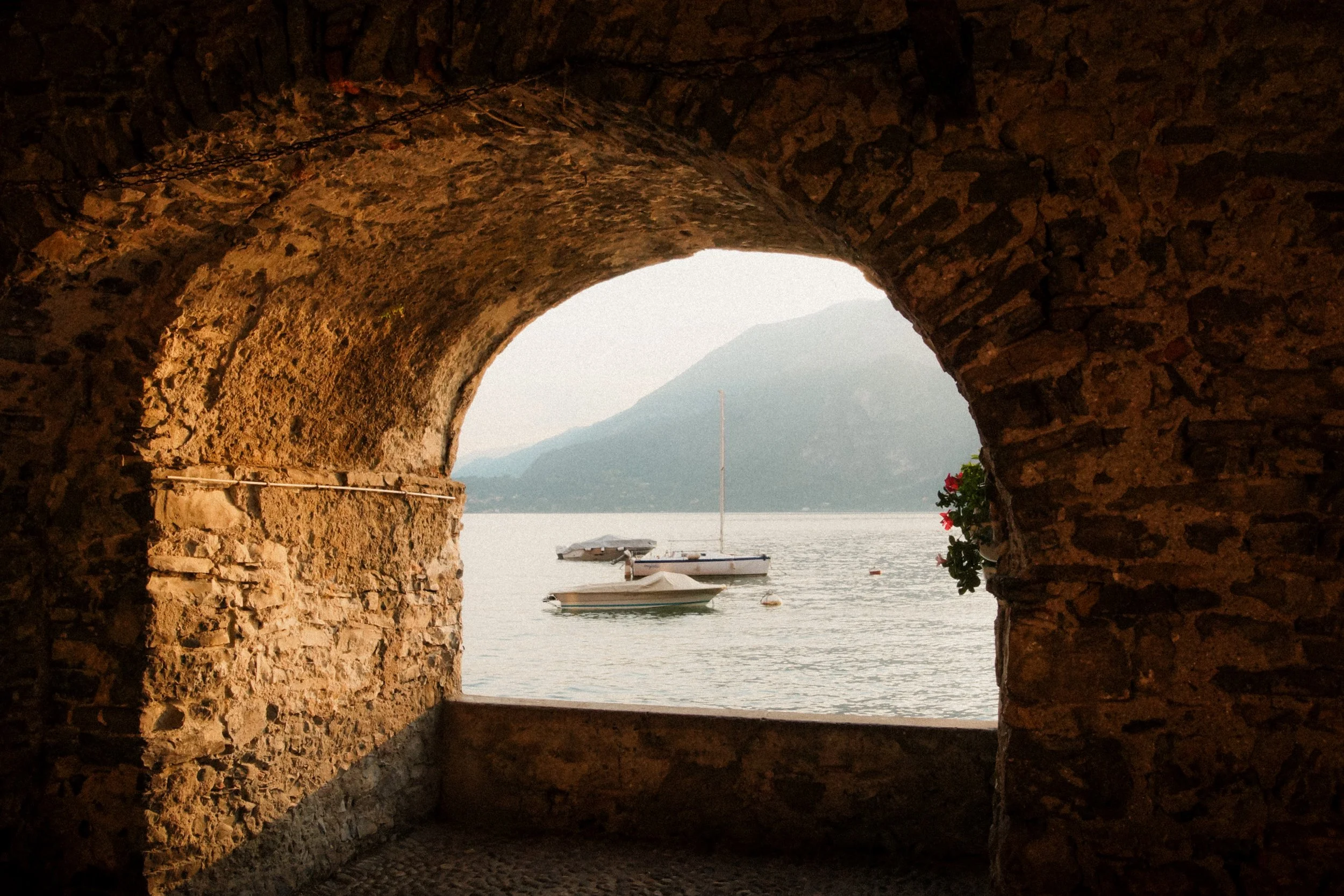 lake-como-italy-stone-arch-boats-mountain-lake-travel-photography-01.jpg