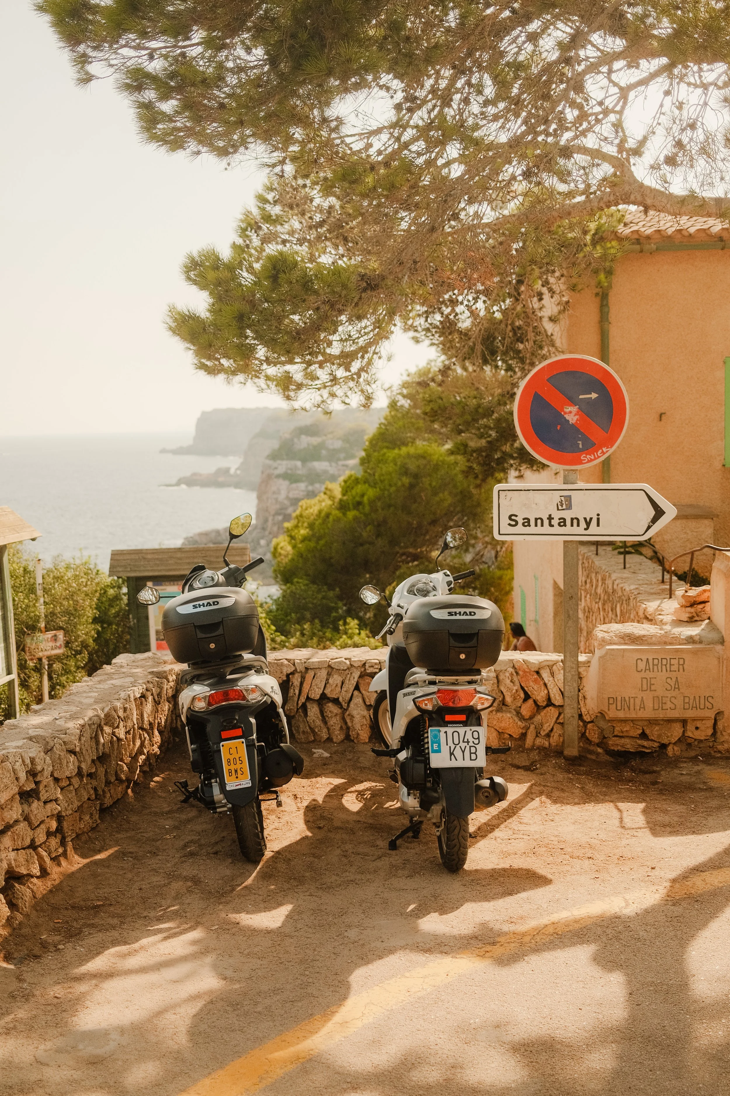mallorca-santanyi-scooters-road-sign-coastal-cliff-travel-photography-05.jpg