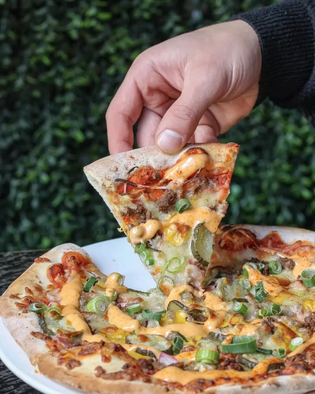 The Mac Daddy Pizza ~ ground beef, bacon, onion, burger cheese, pickles & burger sauce swirl. 🤤
Make it yours today - make your lunch or dinner booking via the link in bio! 💥