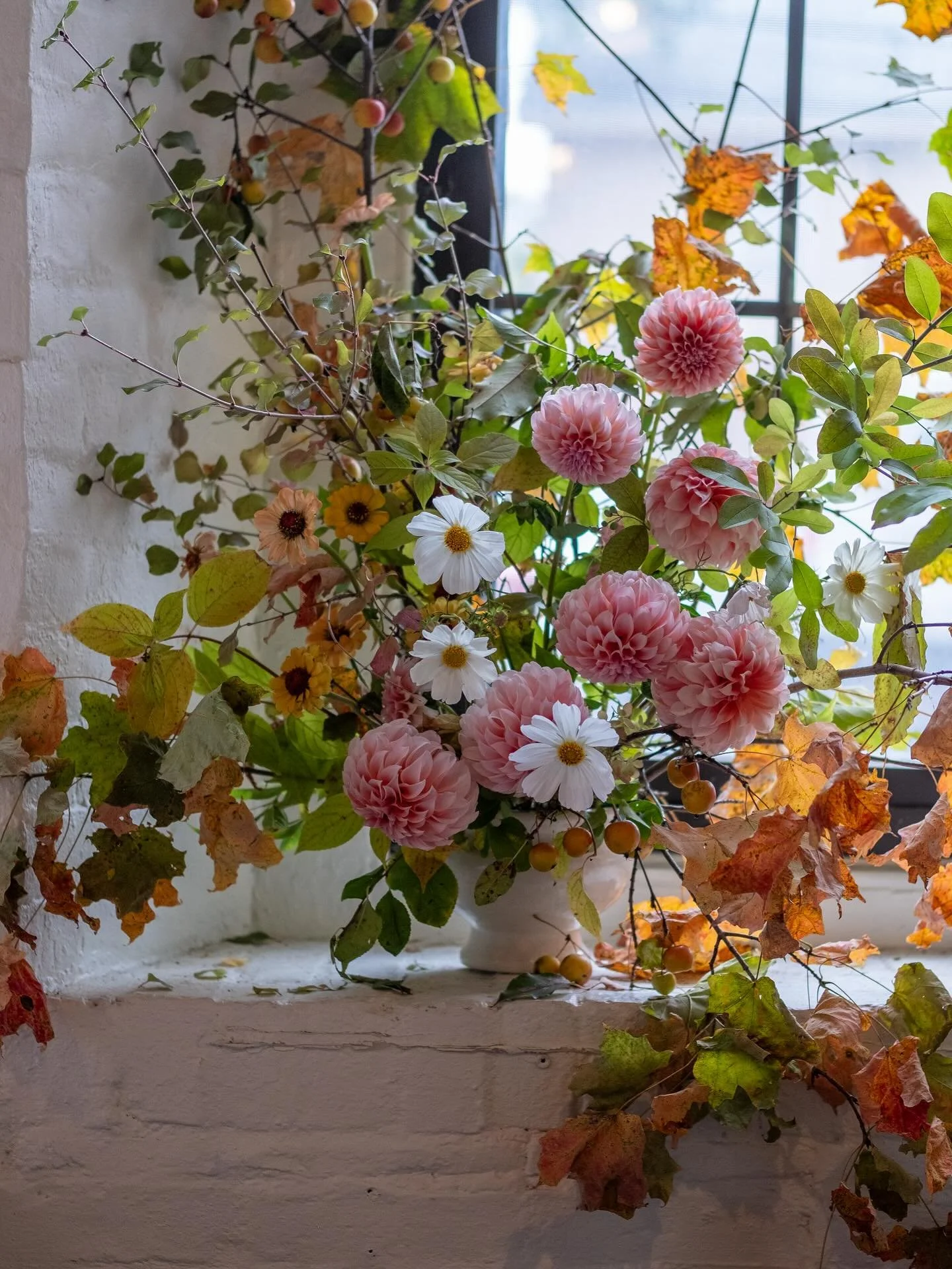 Forever inspired by this season. 🍂🍁✨ Playing with the last of the dahlias with time in the studio. No mood board, no deadline, no pressure. Just time to reconnect with the joy of flowers and appreciate all the beauty. 

This is the feeling I aim to