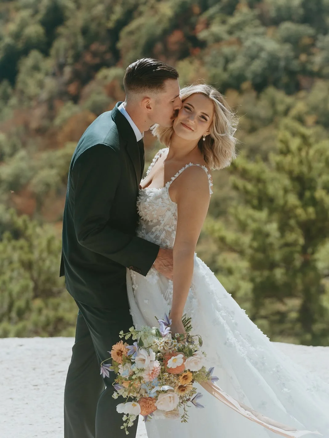Relaxed, airy and organic for Amber &amp; Jay in the white mountains (and the most beautiful photos by @vanessa_halliday).

A smaller wedding can allow for a bit more budget to create the look and feel you want through flowers. With a ceremony that d