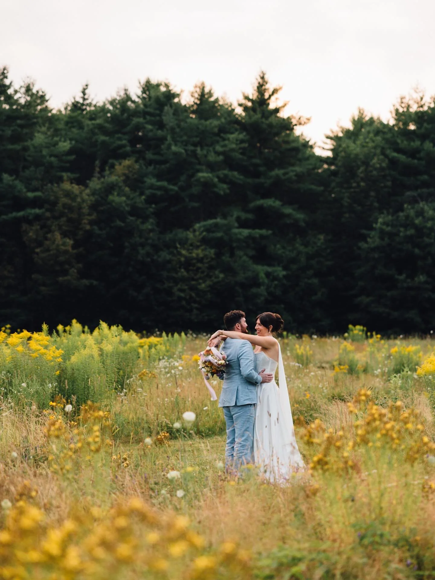 Flower-lovin&rsquo; couple with a beautiful vision. Peak summer blooms. Gorgeous venue and killer vendor team. So much to love about Courtney &amp; Matthew&rsquo;s wedding! ✨🍋🫐

Coordination: @nicolemowerevents
Venue: @thebarnatflanaganfarm
Caterin