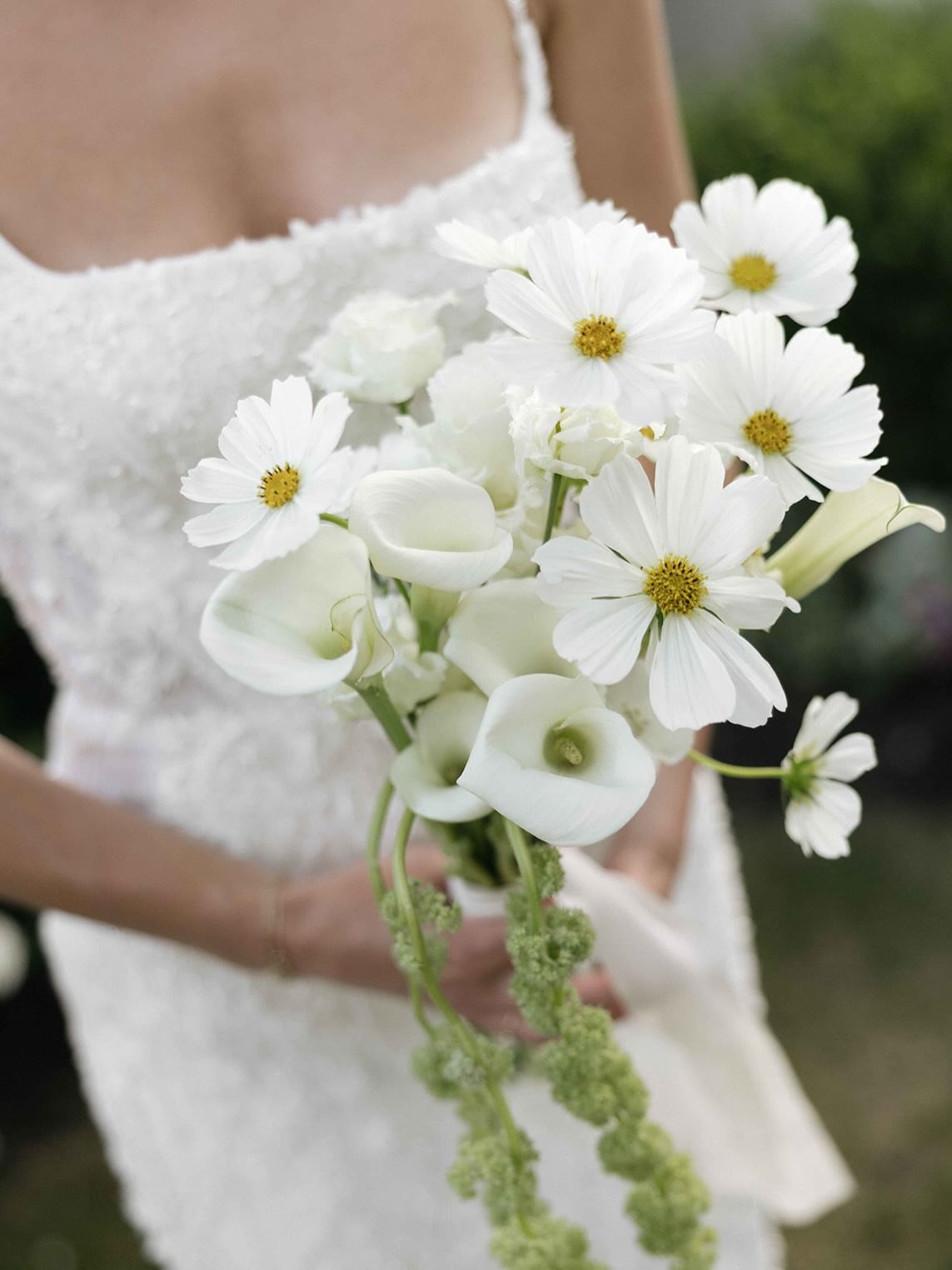 Classic for a reason 🕊️loved the white and green design for this beautiful and kind couple Rileigh &amp; CJ at @thecommons1854!

While we love us some color around here, neutrals will always work with all the variety and texture that local flowers o