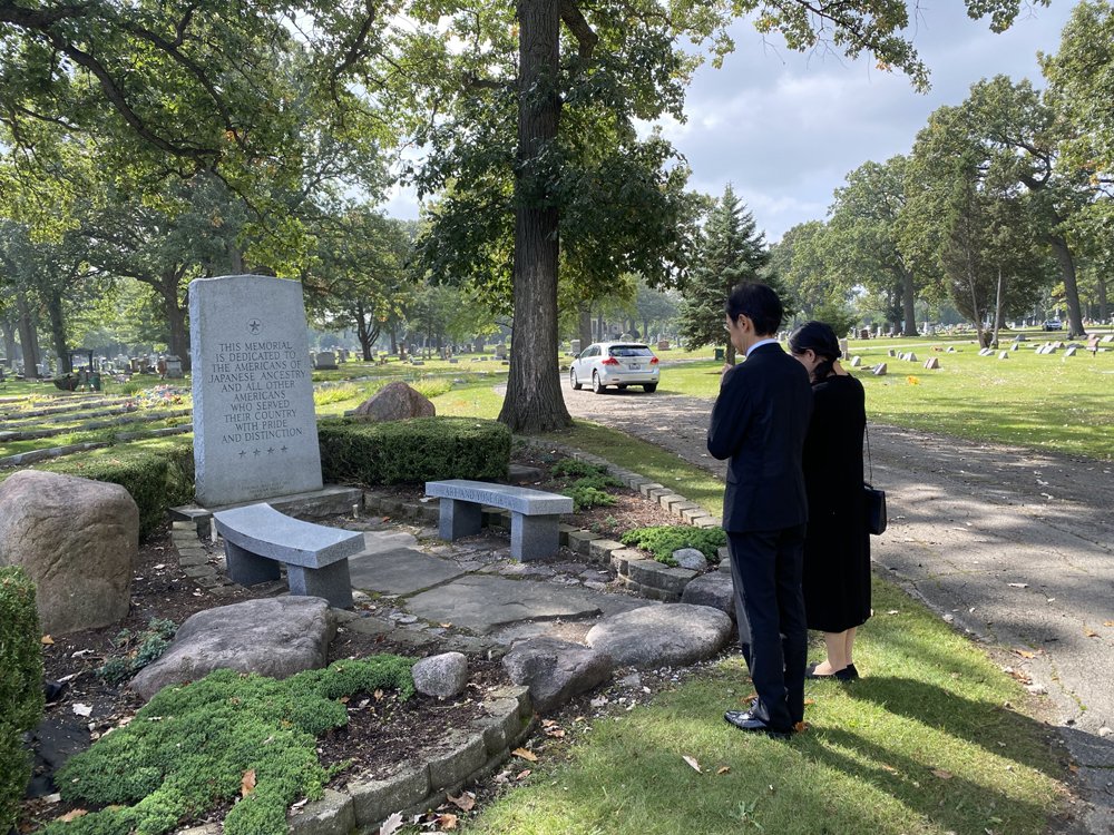  戦争だけでなく差別とも闘い、アメリカ人としての地位を築いた日系二世兵士の記念碑に黙礼する、柳淳総領事と典花夫人 