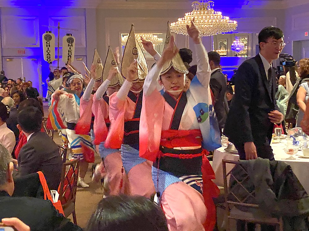  Mikoren dancers draw the audience’s attention. 