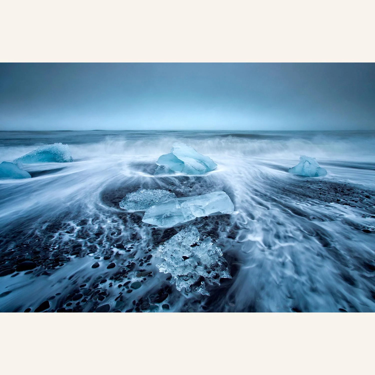 Bokeh Art bietet an: Limitierte Kunst Fotografie von Lee Frost mit dem Bild Titel: Iceland III - Stimmung am Jokulsa Strand