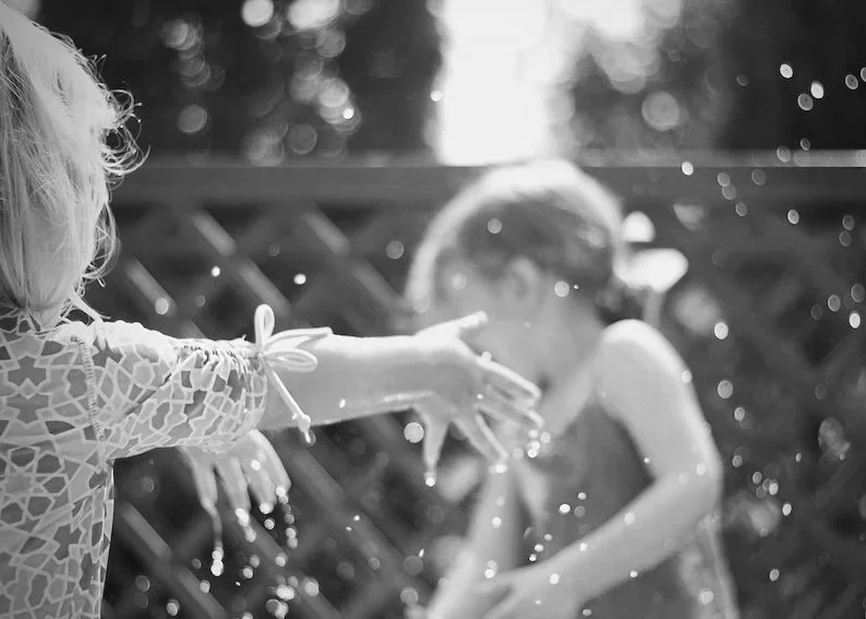 Mädchen aergert Schwester - Geschwisterstreit verstehen und begleiten