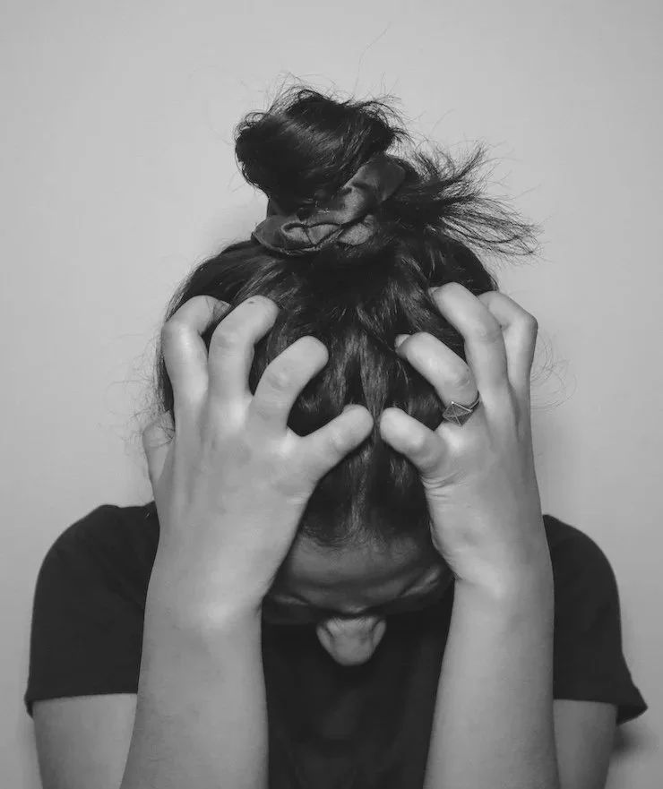 wütende Mutter rauft sich die Haare